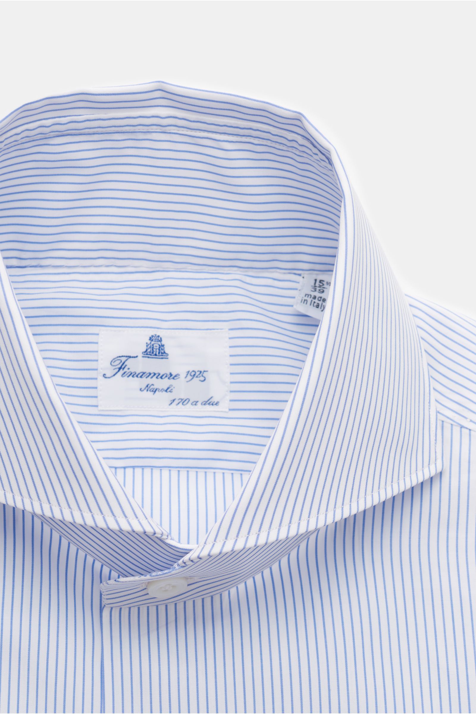 Finamore Business Hemd 'Sergio Milano' Haifisch-Kragen blau/weiß gestreift, reine Baumwolle, Extra Slim Fit, französische Knopfleiste, Sportmanschette, gerundeter Saum, Detailansicht von oben.