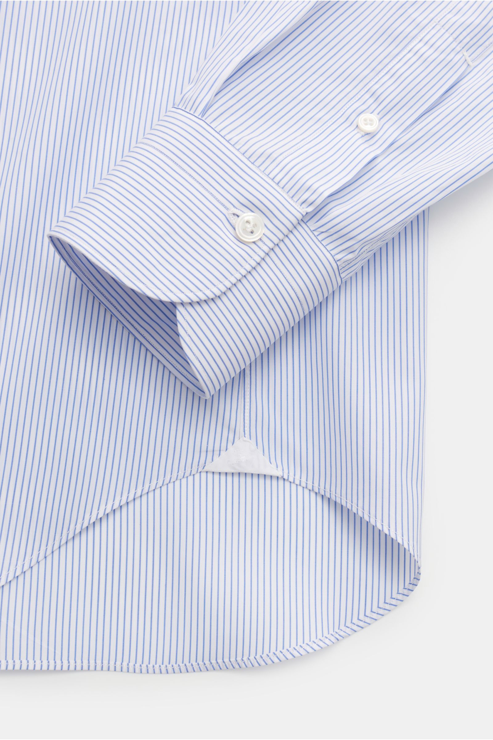 Finamore Business Hemd 'Sergio Milano' Haifisch-Kragen blau/weiß gestreift, Detailaufnahme von Manschette und gerundetem Saum, reine Baumwolle, Extra Slim Fit.