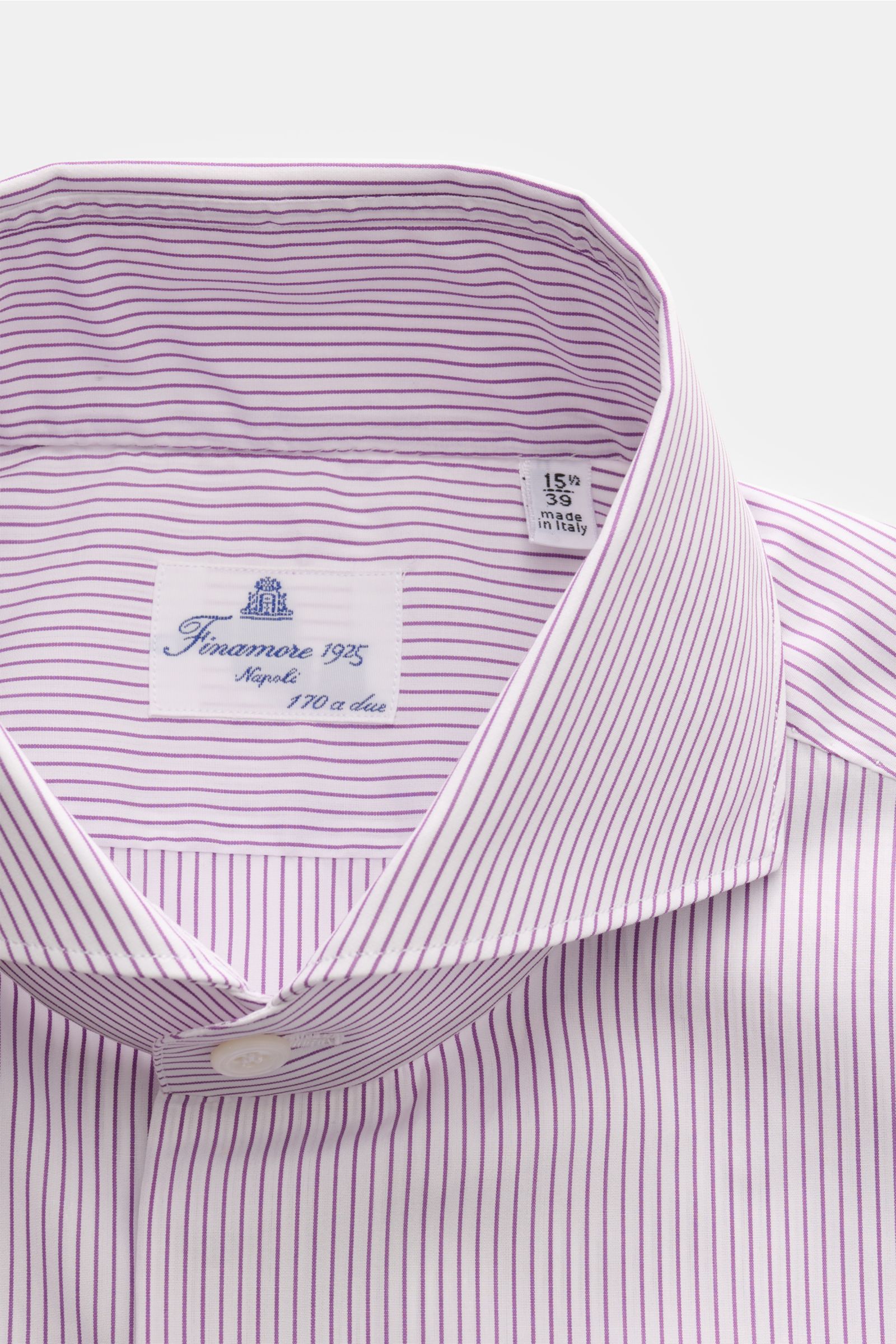Finamore Business Hemd 'Sergio Milano' Haifisch-Kragen violett/weiß gestreift, reine Baumwolle, Extra Slim Fit, französische Knopfleiste, Sportmanschette, gerundeter Saum, Nahaufnahme von oben.