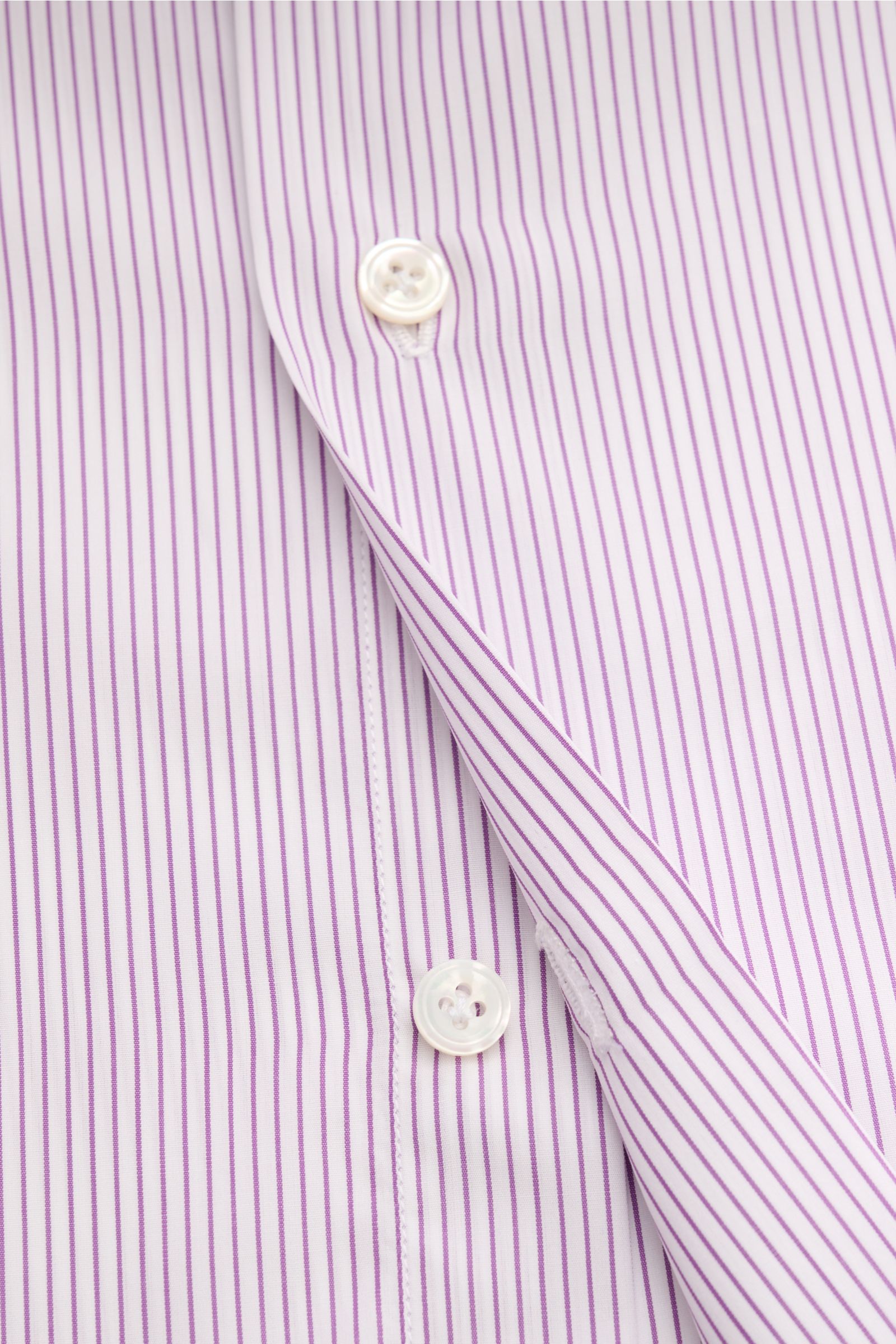 Finamore Business Hemd 'Sergio Milano' Haifisch-Kragen violett/weiß gestreift, Extra Slim Fit, reine Baumwolle, Nahaufnahme Knopfleiste, glatter Griff.