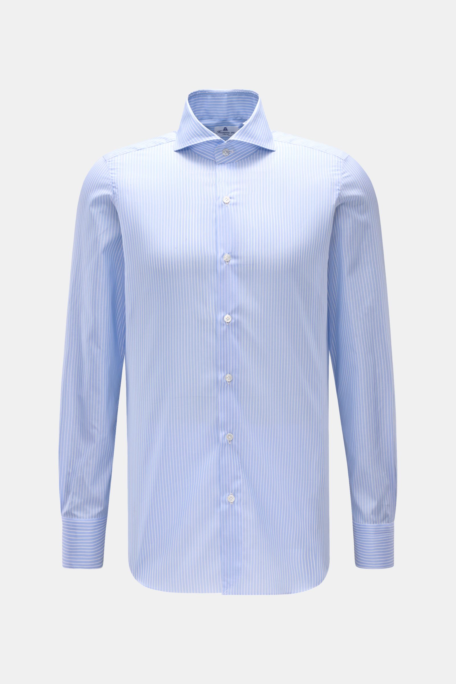 Finamore Business Hemd 'Sergio Milano' Haifisch-Kragen hellblau/weiß gestreift, Frontansicht, reine Baumwolle, kühler Griff, Extra Slim Fit, französische Knopfleiste mit Perlmuttknöpfen, klassische Sportmanschette, gerundeter Saumverlauf.