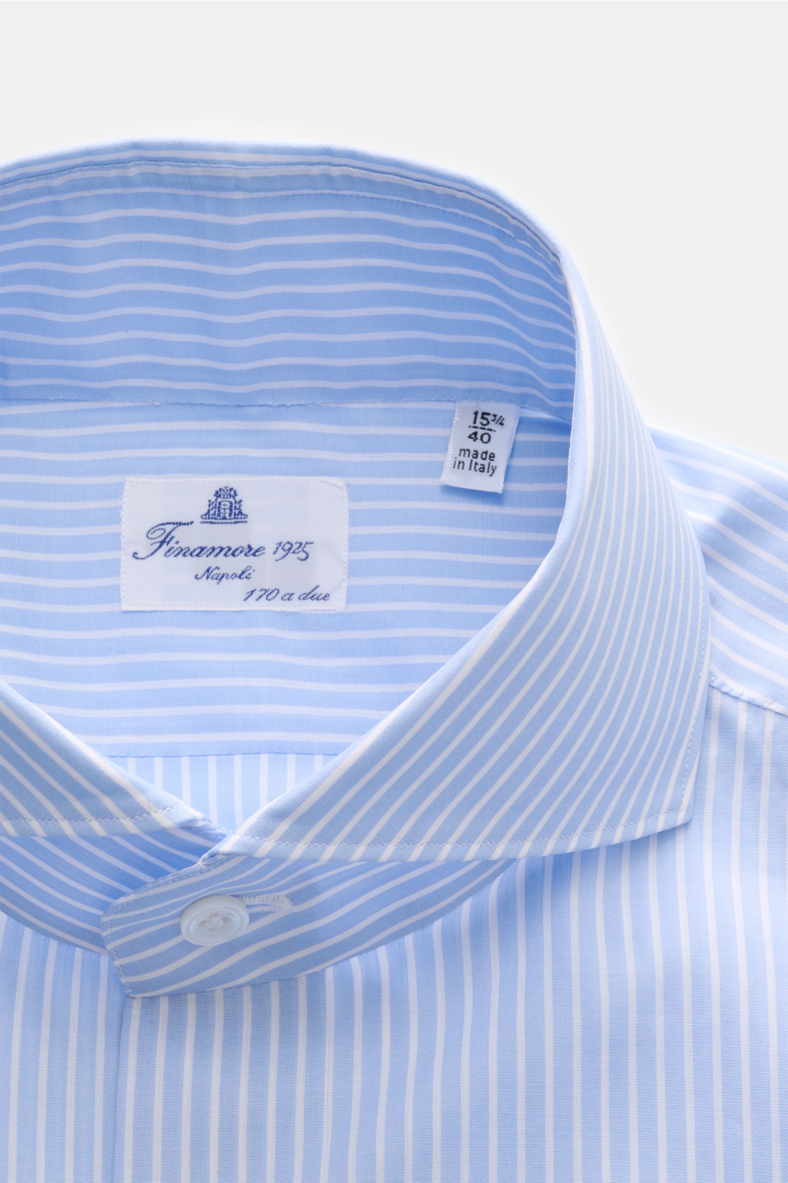 Finamore Business Hemd 'Sergio Milano' hellblau/weiß gestreift, Haifisch-Kragen, reine Baumwolle, kühler Griff, Extra Slim Fit, französische Knopfleiste, Sportmanschette, gerundeter Saum, Nahaufnahme von oben.