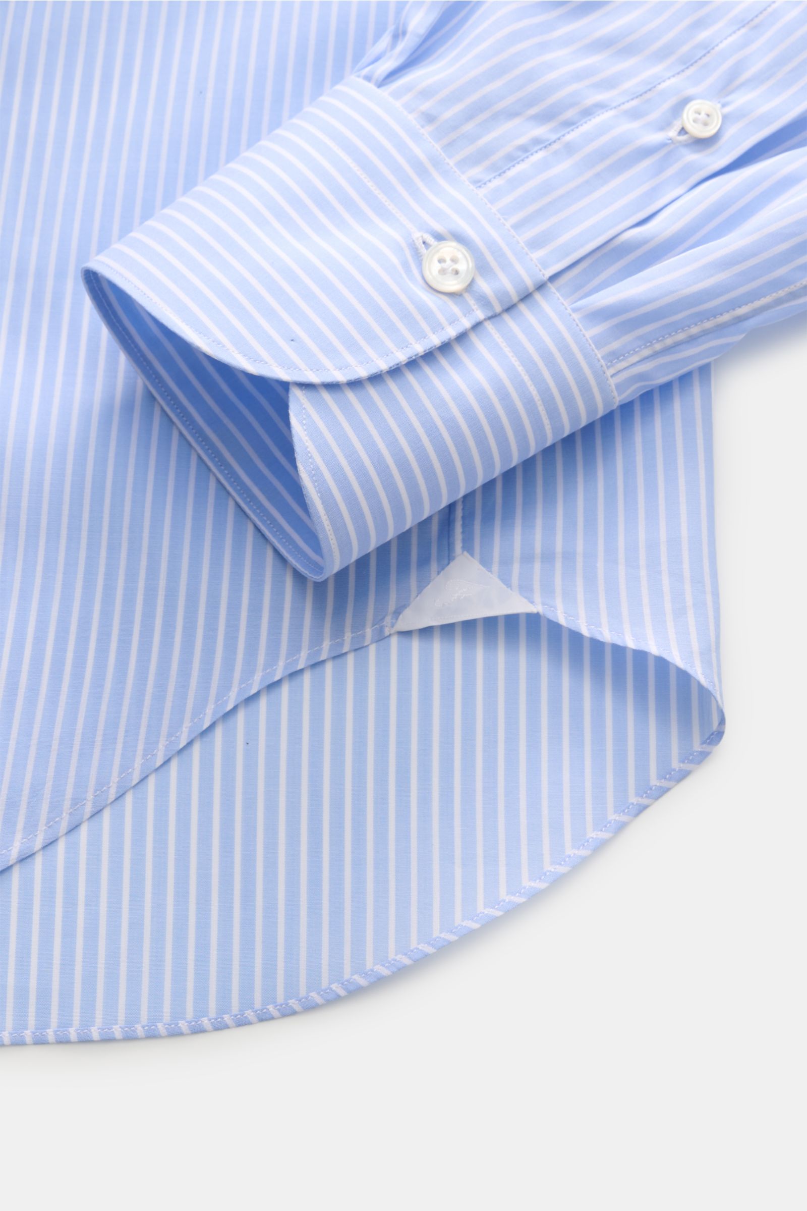 Finamore Business Hemd 'Sergio Milano' Haifisch-Kragen hellblau/weiß gestreift, Detailansicht von Manschette und Saum, reine Baumwolle, kühler Griff, Extra Slim Fit, französische Knopfleiste mit Perlmuttknöpfen, klassische Sportmanschette, gerundeter Saum