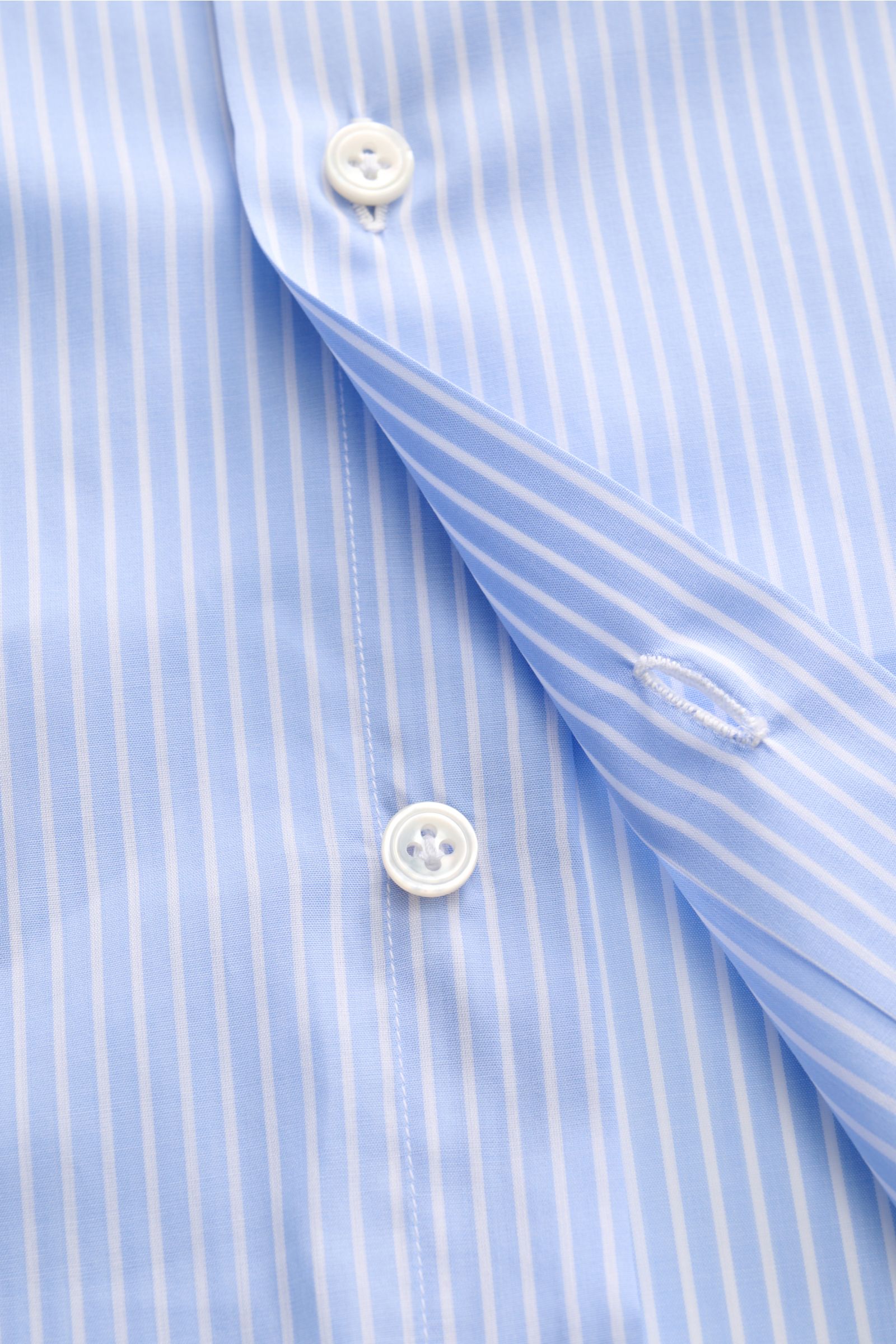 Finamore Business Hemd 'Sergio Milano' Haifisch-Kragen hellblau/weiß gestreift, Detailansicht Knopfleiste, reine Baumwolle, Extra Slim Fit, glatter Griff.
