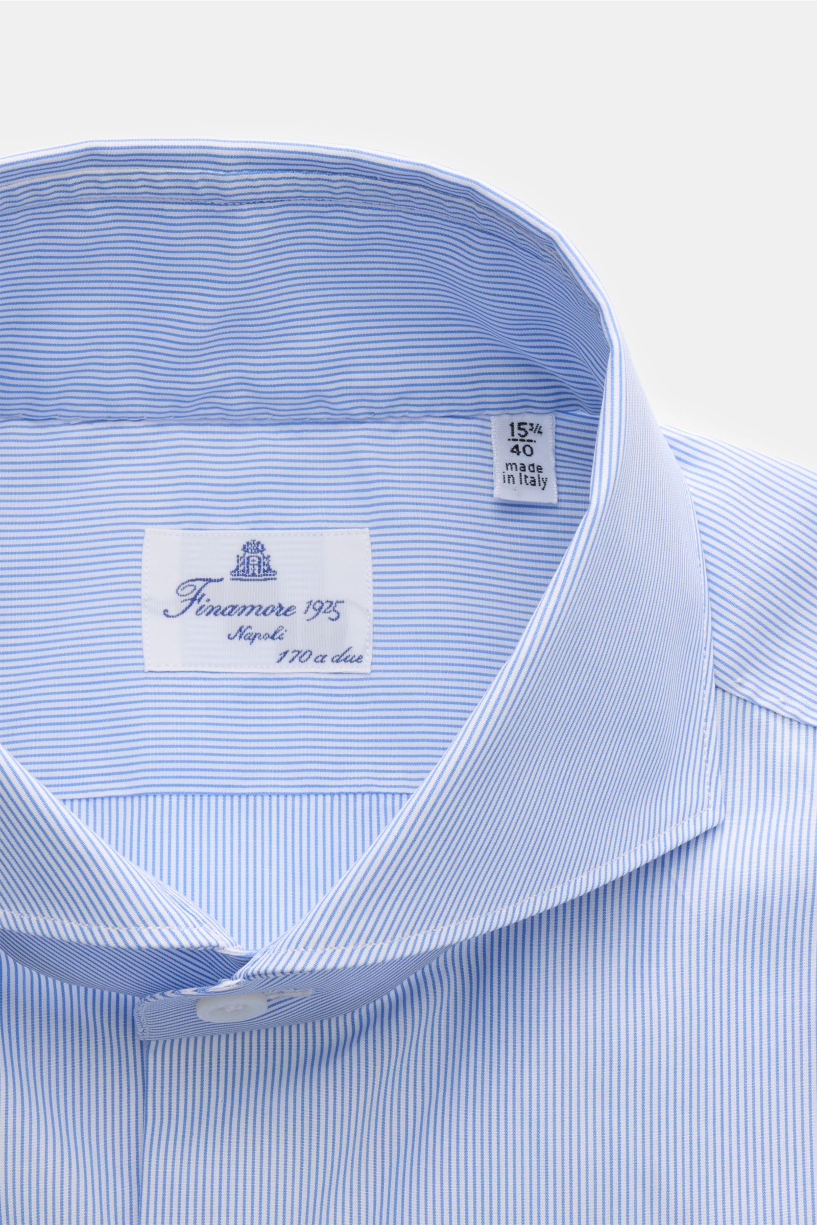 Finamore Business Hemd 'Sergio Milano' Haifisch-Kragen blau/weiß gestreift, reine Baumwolle, kühler Griff, Extra Slim Fit, französische Knopfleiste, Sportmanschette, gerundeter Saum, Nahaufnahme von oben.
