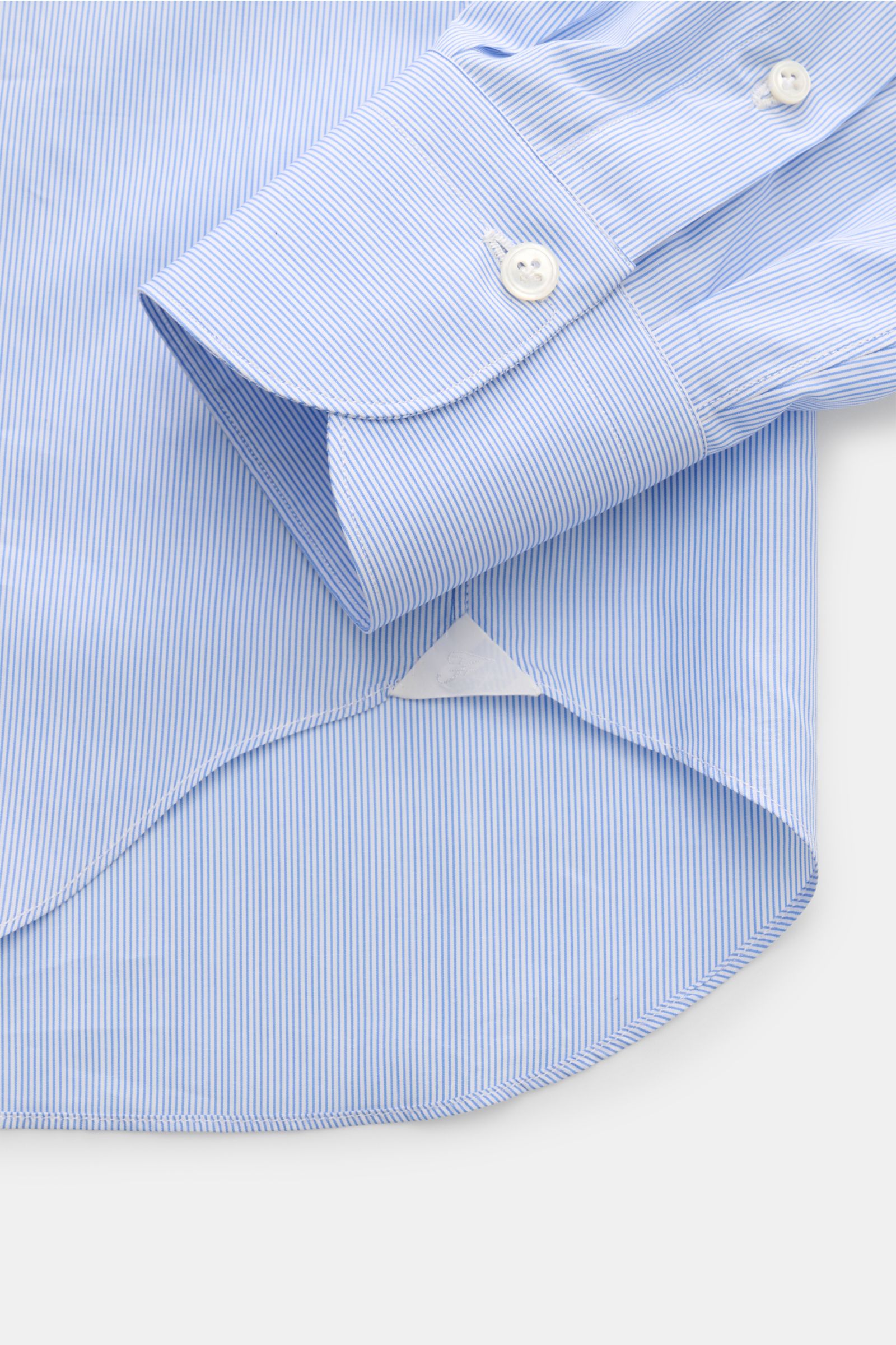 Finamore Business Hemd 'Sergio Milano' Haifisch-Kragen blau/weiß gestreift, Detailansicht von unten, reine Baumwolle, kühler Griff, Extra Slim Fit, französische Knopfleiste, klassische Sportmanschette, gerundeter Saum.