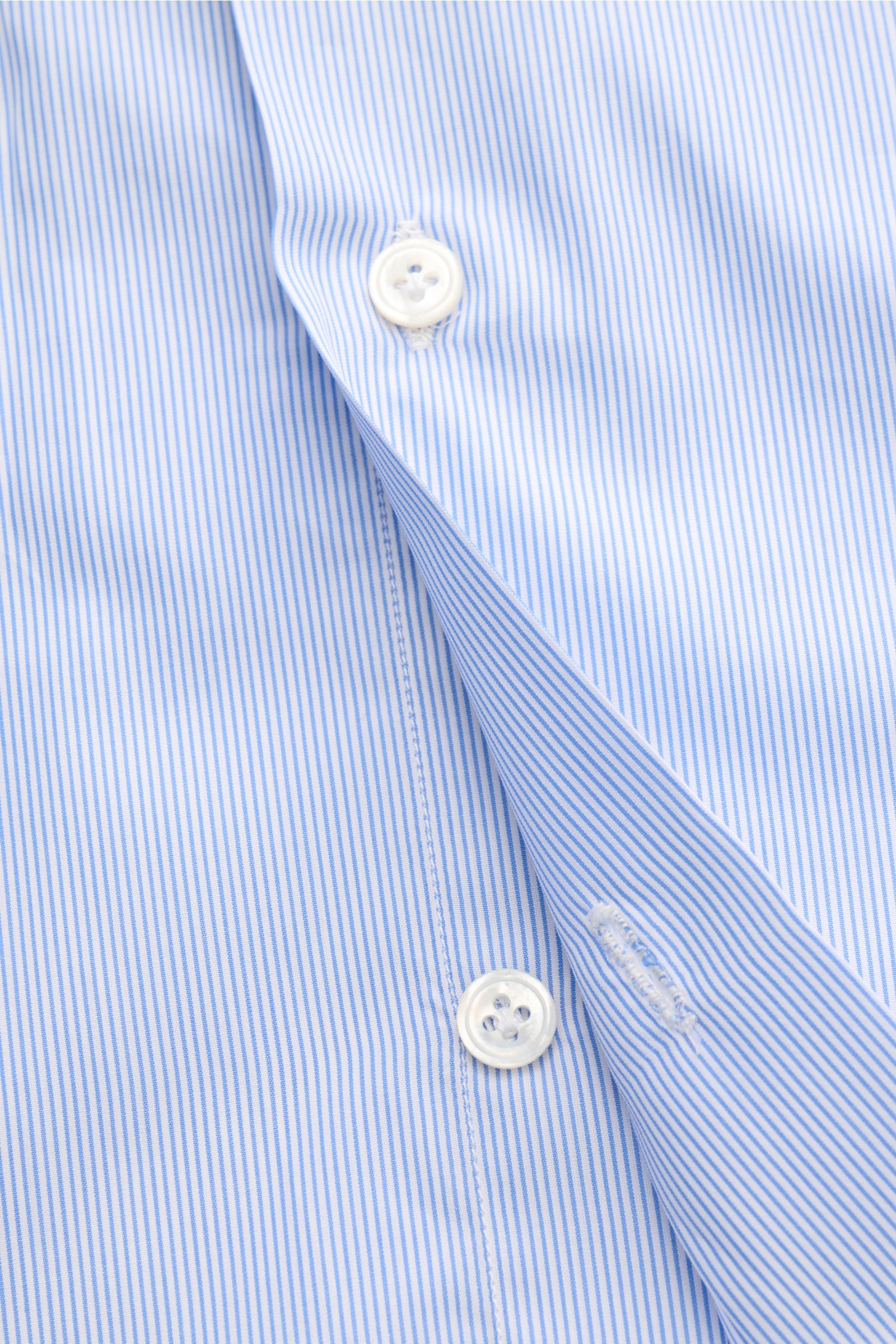 Finamore Business Hemd 'Sergio Milano' Haifisch-Kragen blau/weiß gestreift, reine Baumwolle, kühler Griff, Extra Slim Fit, Knopfleiste mit Perlmuttknöpfen, Sportmanschette, gerundeter Saum, Detailaufnahme von vorne.