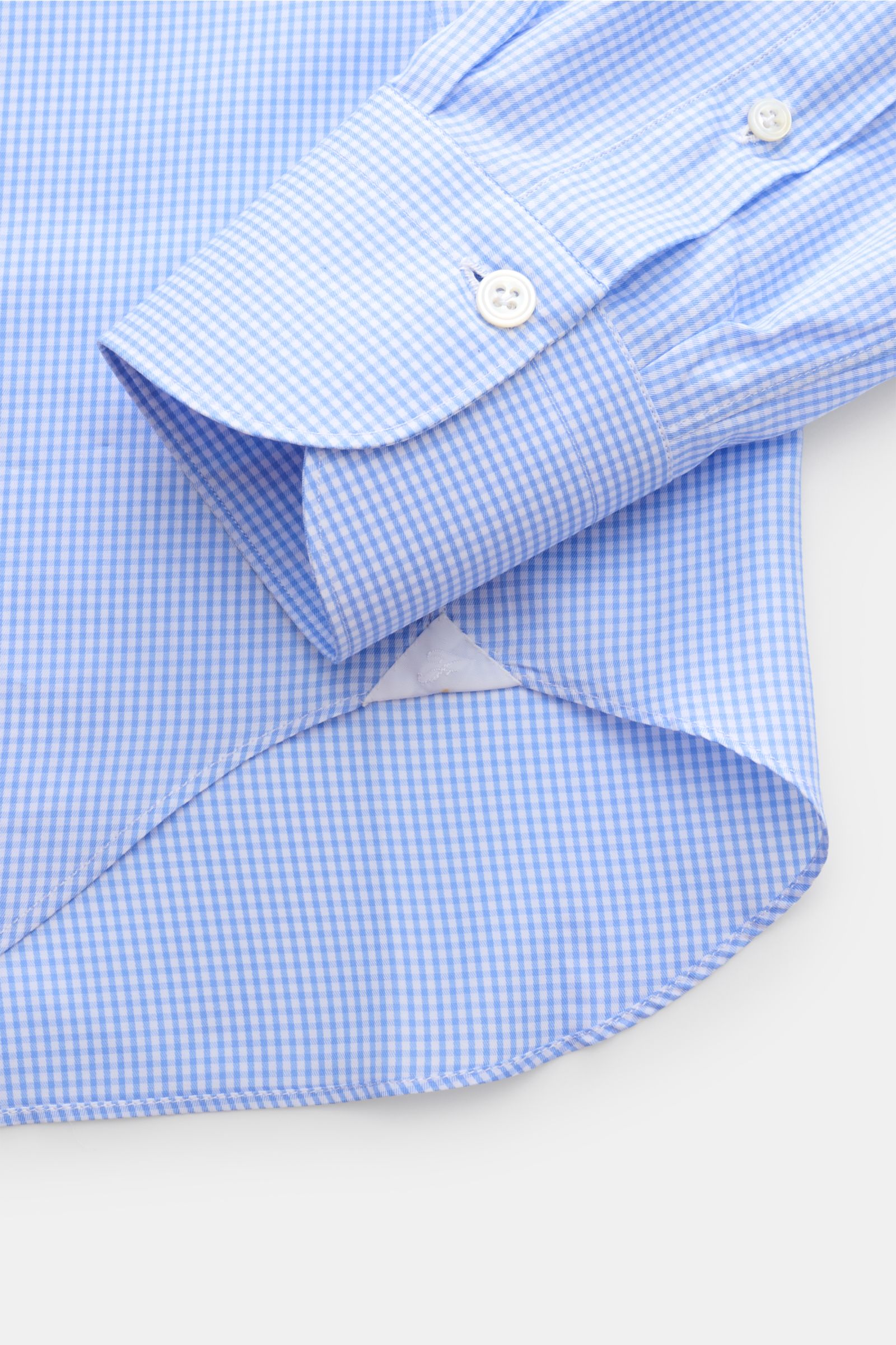 Finamore Business Hemd 'Sergio Milano' Haifisch-Kragen blau/weiß kariert, Detailaufnahme von Manschette und Saum, Gabardine Giza-Baumwolle, Extra Slim Fit.