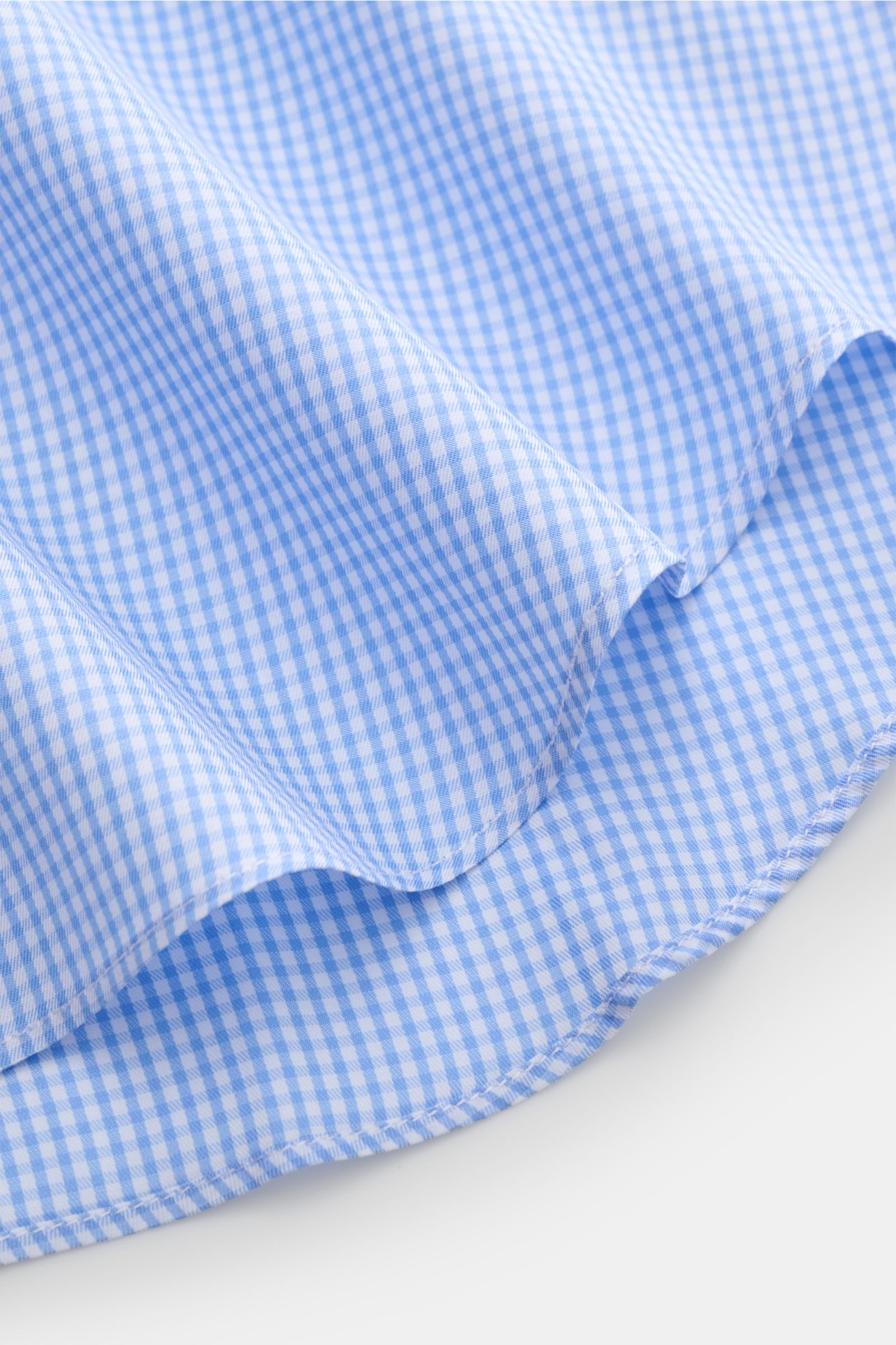 Finamore Business Hemd 'Sergio Milano' Haifisch-Kragen blau/weiß kariert, Detailansicht des gerundeten Saums aus weicher Giza-Baumwolle, Extra Slim Fit, klassische Sportmanschette, französische Knopfleiste, Gabardine mit glattem Griff.