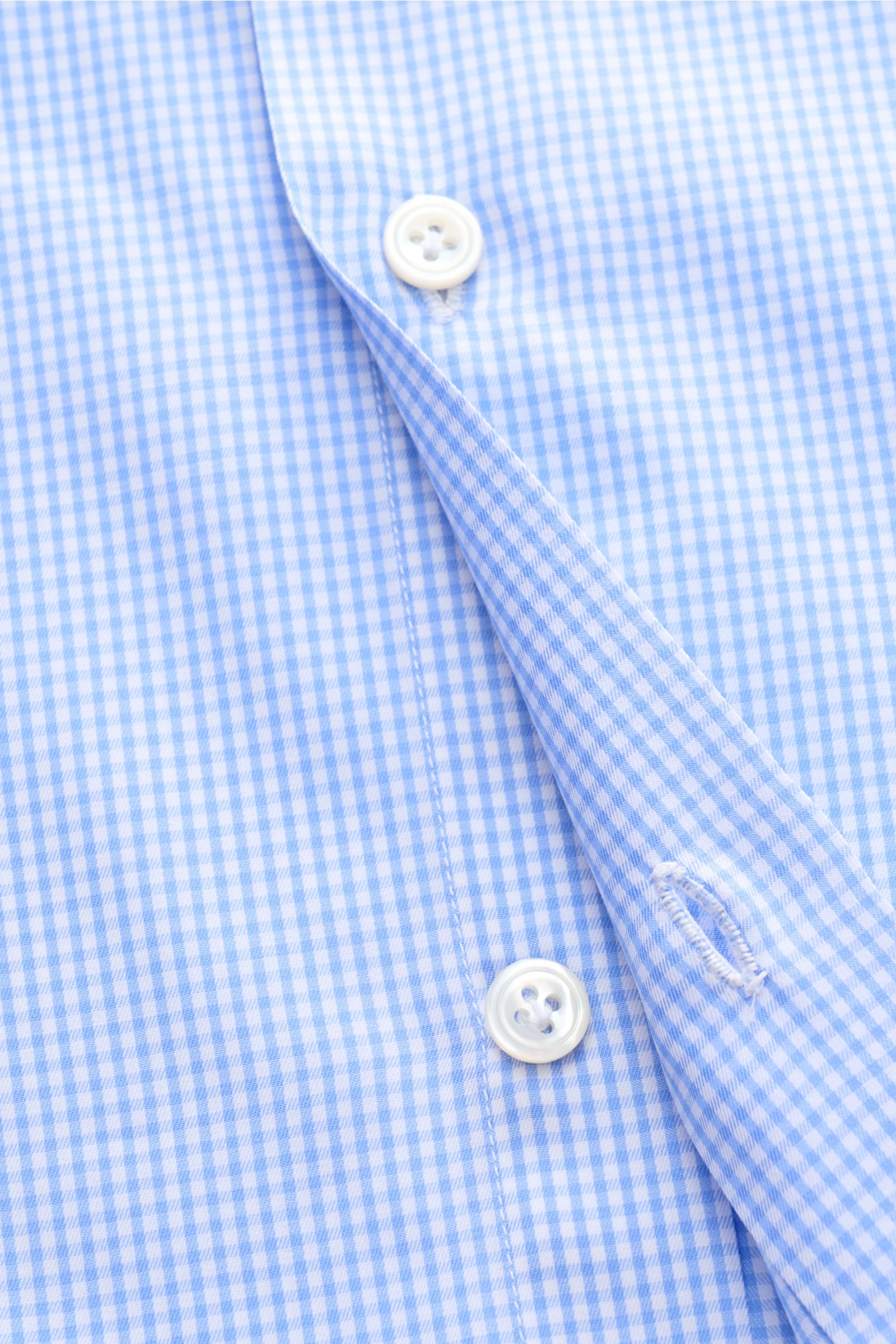 Finamore Business Hemd 'Sergio Milano' Haifisch-Kragen blau/weiß kariert, Detailaufnahme der französischen Knopfleiste aus weicher Giza-Baumwolle.