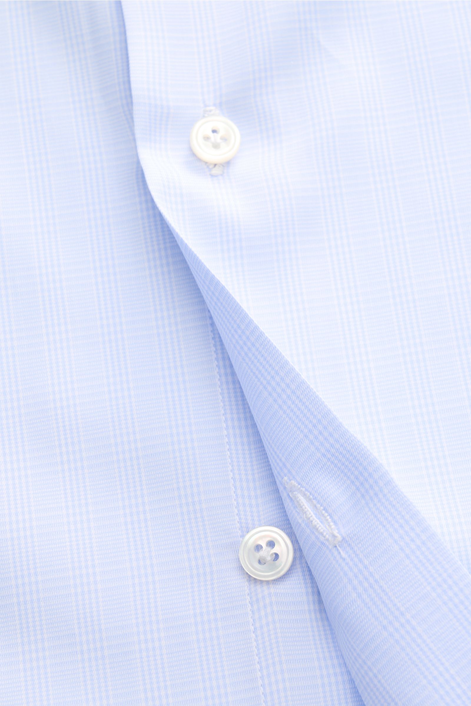 Finamore Business Hemd 'Sergio Milano' Haifisch-Kragen hellblau/weiß kariert, reine Baumwolle, kühler Griff, tonaler Glencheck, Extra Slim Fit, französische Knopfleiste, Sportmanschette, gerundeter Saum, Nahaufnahme von vorne.