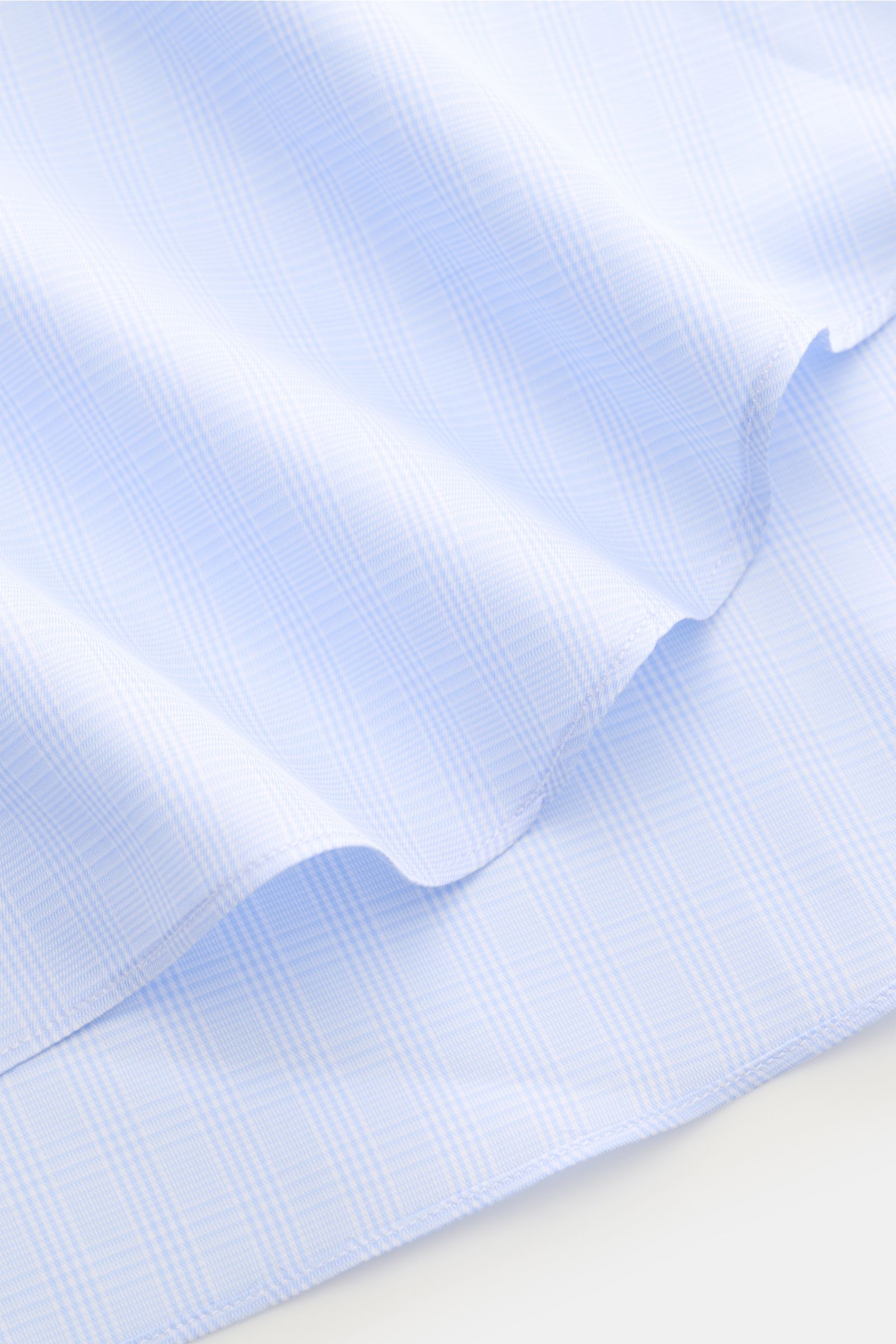 Finamore Business Hemd 'Sergio Milano' Haifisch-Kragen hellblau/weiß kariert, Detailansicht der reinen Baumwolle mit tonalem Glencheck, Extra Slim Fit, kühler Griff, Perlmuttknöpfe, klassische Sportmanschette, gerundeter Saum.