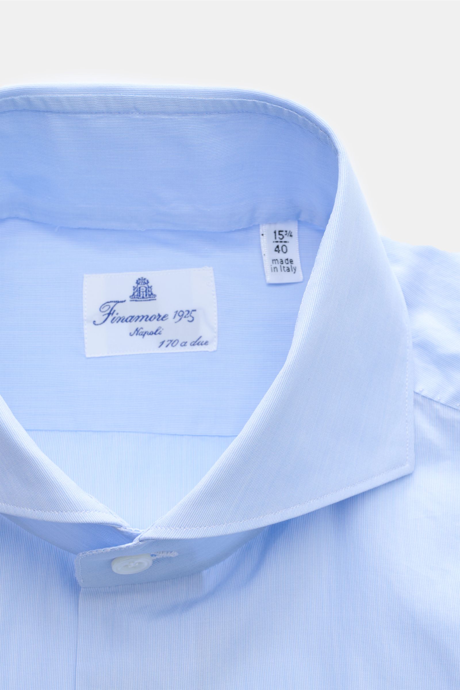 Finamore Business Hemd 'Sergio Milano' Haifisch-Kragen hellblau, reine Baumwolle, kühler Griff, Extra Slim Fit, französische Knopfleiste, Sportmanschette, gerundeter Saum, Frontansicht.