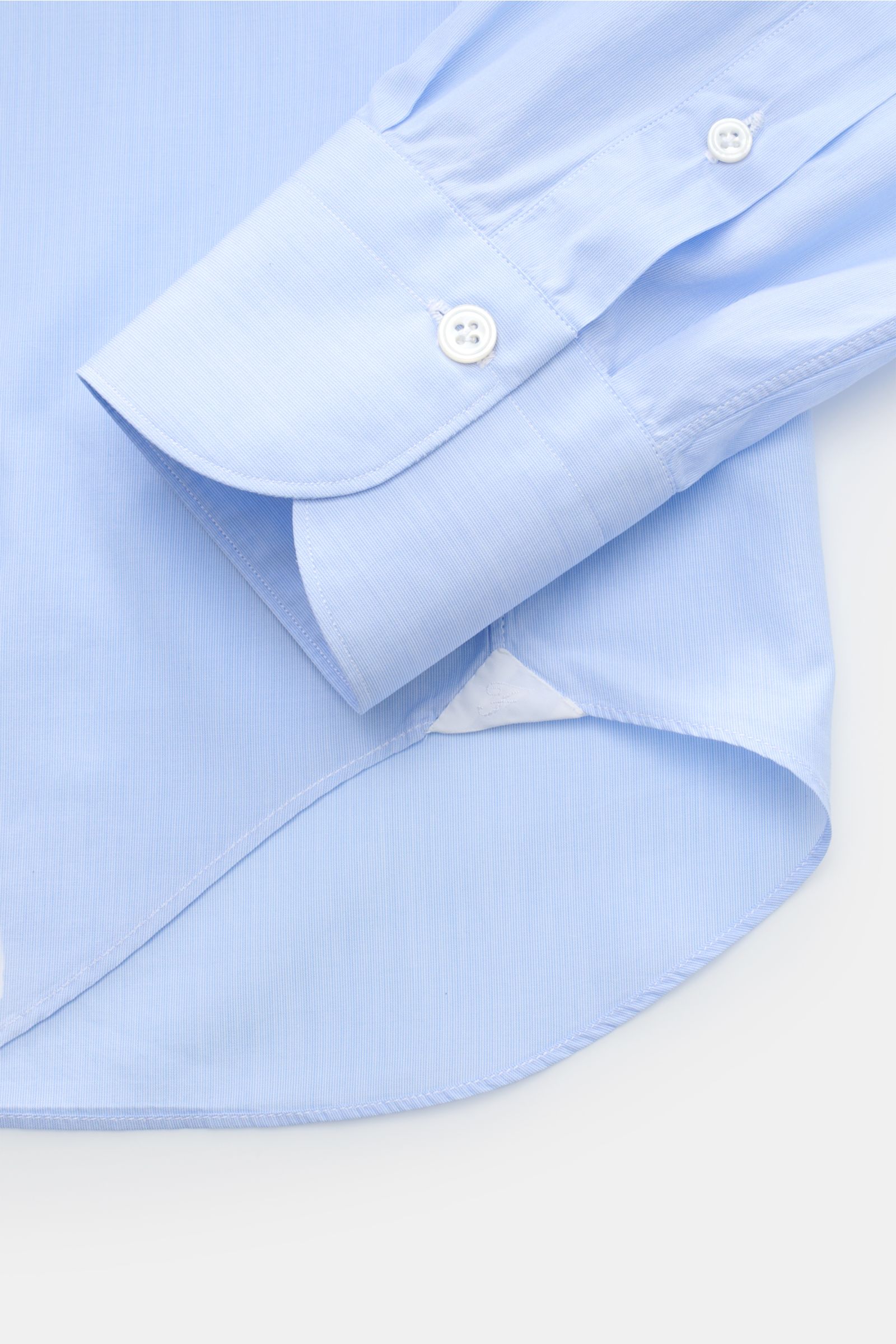 Finamore Business Hemd 'Sergio Milano' Haifisch-Kragen hellblau von unten fotografiert, reine Baumwolle, glatter Griff, Extra Slim Fit, Perlmuttknöpfe, Sportmanschette, gerundeter Saum.