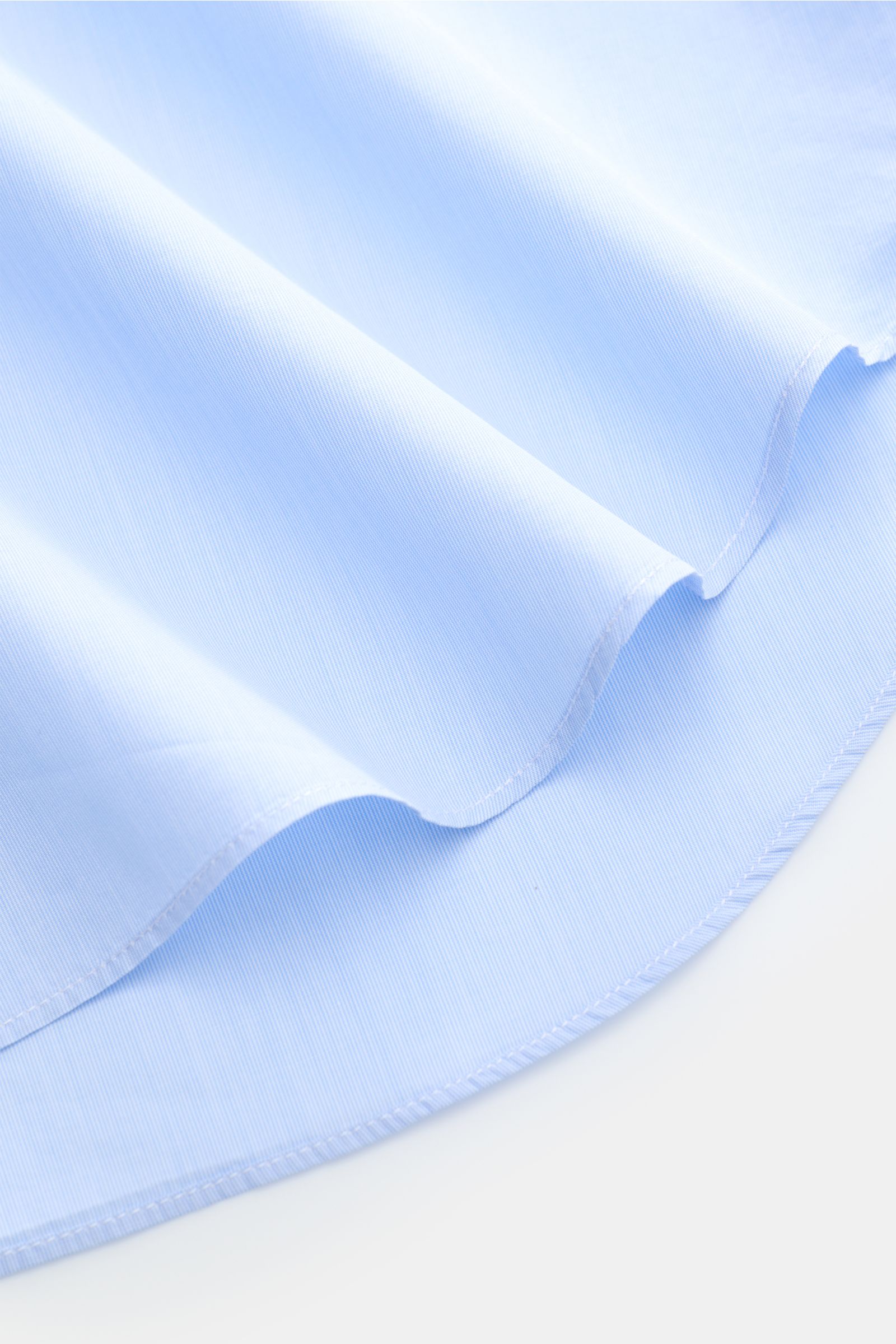 Finamore Business Hemd 'Sergio Milano' Haifisch-Kragen hellblau, Detailansicht Saumverlauf, reine Baumwolle, kühler Griff, Extra Slim Fit, Perlmuttknöpfe.