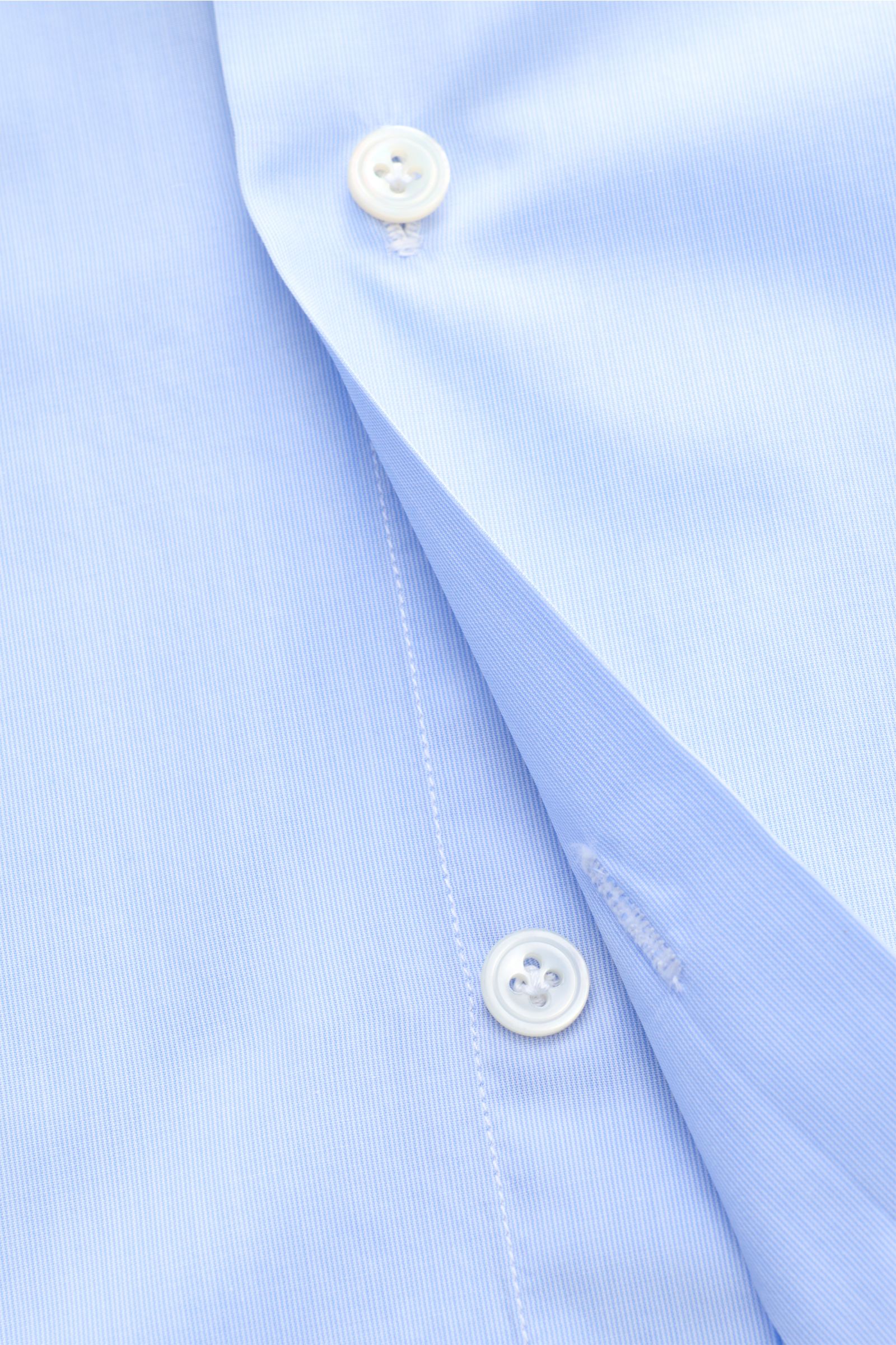 Finamore Business Hemd 'Sergio Milano' Haifisch-Kragen hellblau, Detailaufnahme der Knopfleiste aus reine Baumwolle, Extra Slim Fit, kühler, glatter Griff, französische Knopfleiste mit Perlmuttknöpfen, klassische Sportmanschette, gerundeter Saumverlauf.