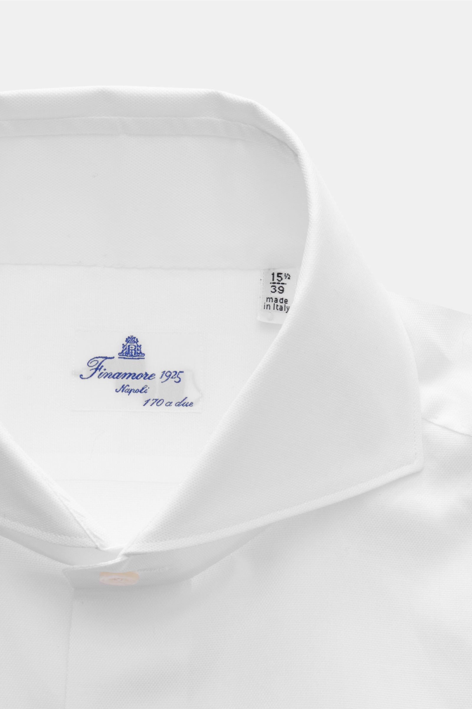 Finamore Oxford-Hemd 'Sergio Milano' Haifisch-Kragen weiß, Nahaufnahme von oben, aus weicher Giza-Baumwolle, Extra Slim Fit, französische Knopfleiste.