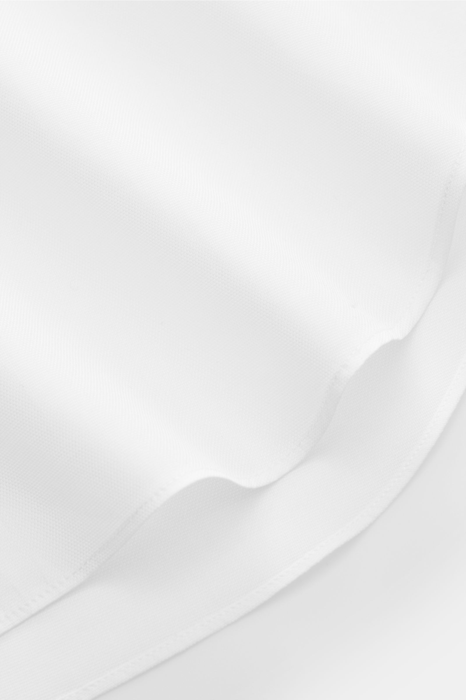 Finamore Oxford-Hemd 'Sergio Milano' Haifisch-Kragen weiß, Detailfoto des weichen Giza-Baumwollstoffs mit rundem Saum, extra Slim Fit.