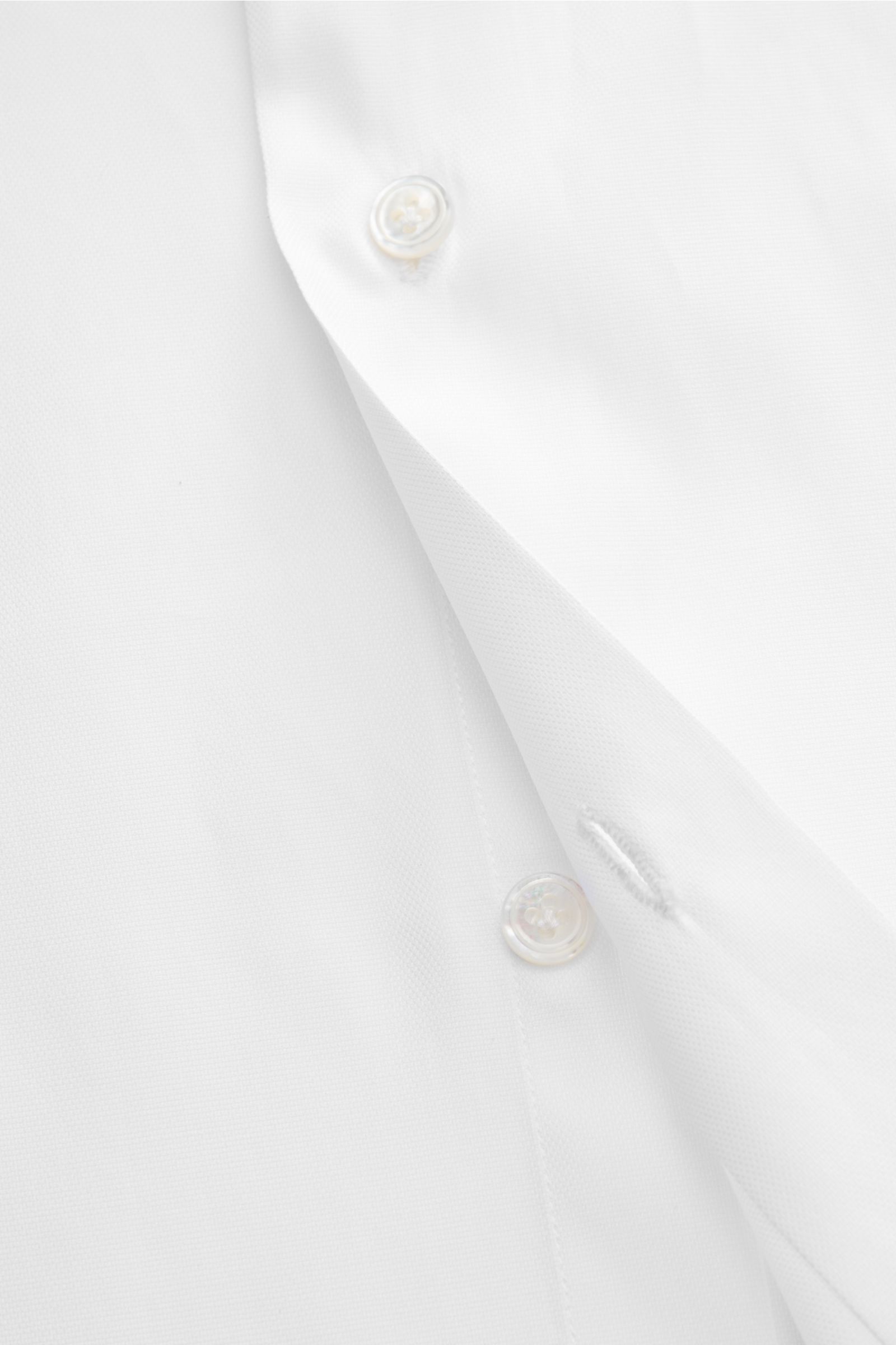 Finamore Oxford-Hemd 'Sergio Milano' Haifisch-Kragen weiß, Detailfoto von Knopfleiste und Stoff aus weicher Giza-Baumwolle, Extra Slim Fit.