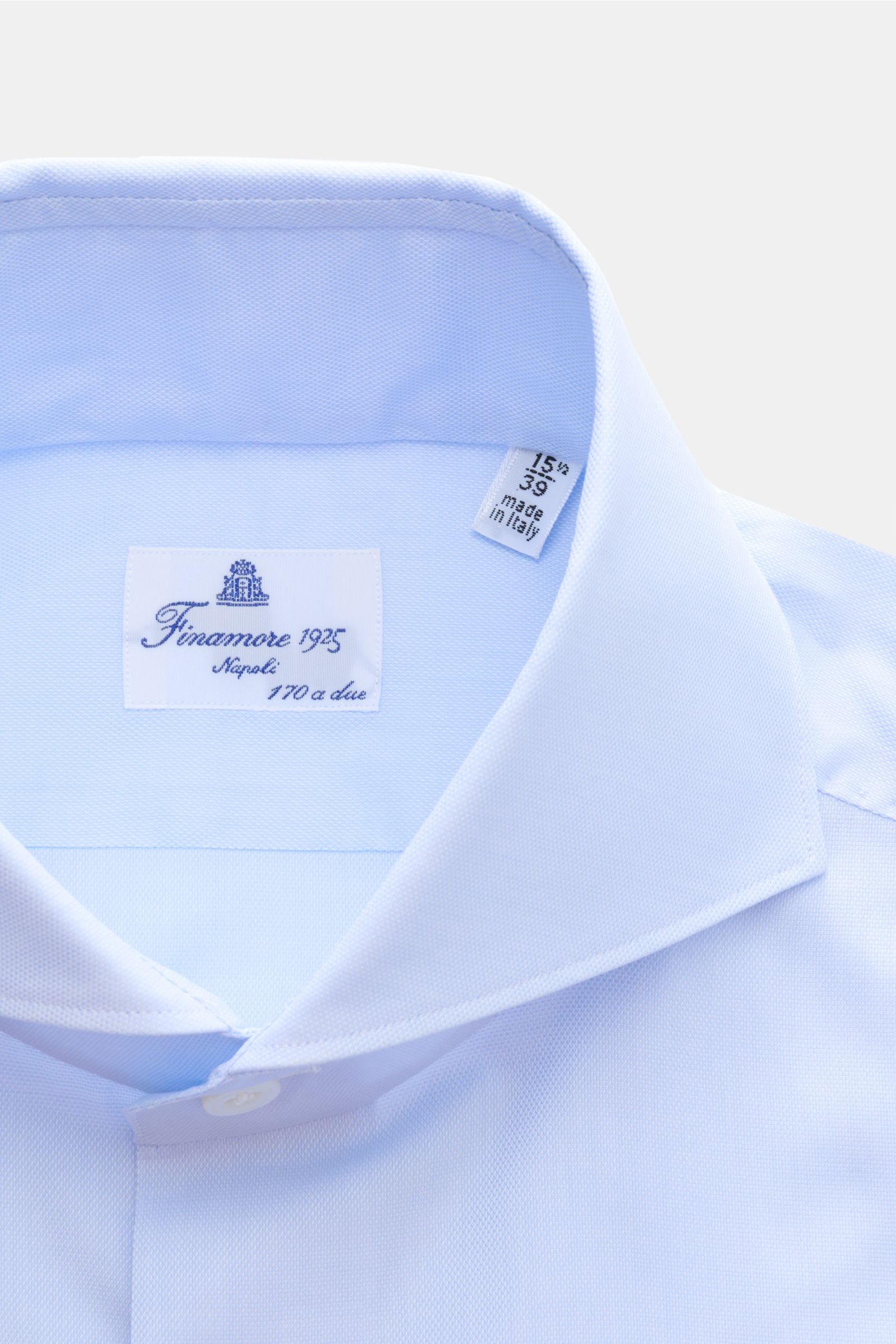 Finamore Oxford-Hemd 'Sergio Milano' Haifisch-Kragen hellblau, Nahaufnahme von oben, weiche Giza-Baumwolle, Extra Slim Fit, klassische Manschette.