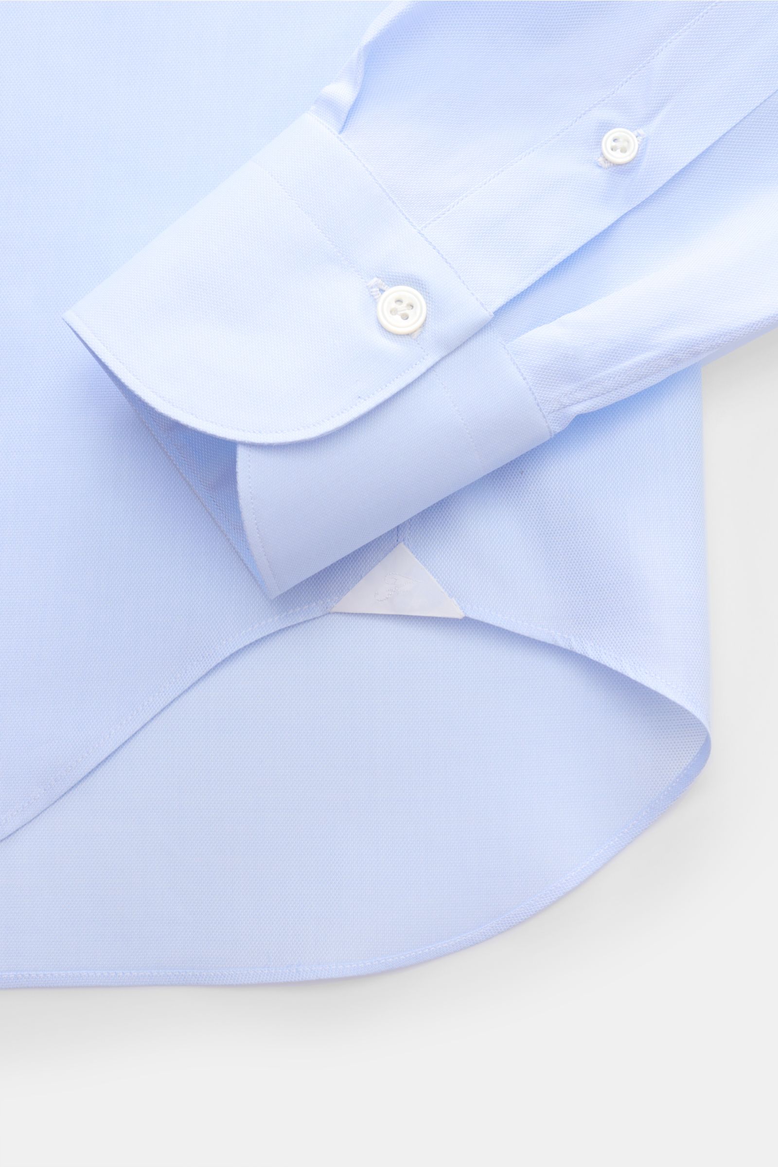 Finamore Oxford-Hemd 'Sergio Milano' Haifisch-Kragen hellblau, Detailaufnahme Ärmel mit klassischer Sportmanschette und gerundetem Saum.