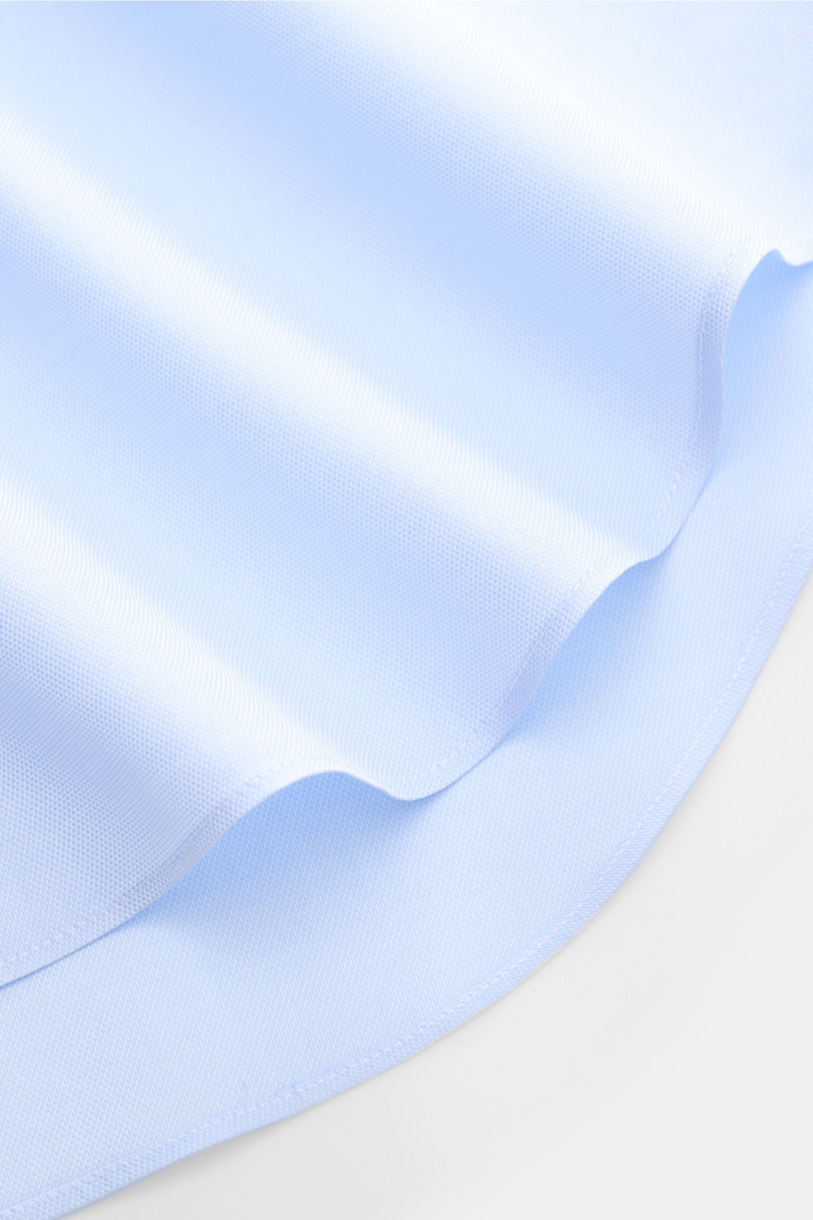 Finamore Oxford-Hemd 'Sergio Milano' Haifisch-Kragen hellblau, Detailaufnahme des gerundeten Saumverlaufs aus weicher Giza-Baumwolle.