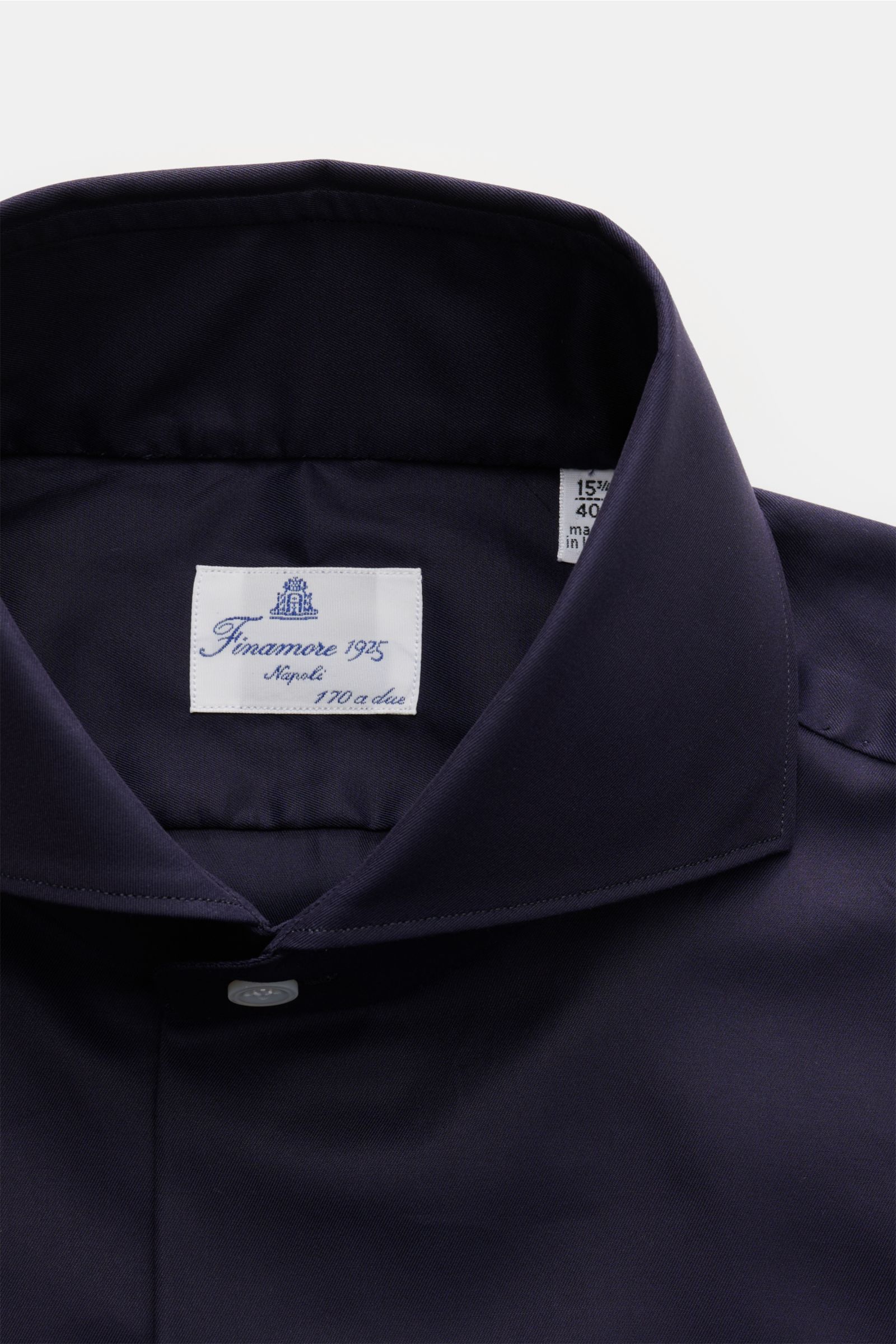 Finamore Business Hemd 'Sergio Milano' Haifisch-Kragen navy, Nahaufnahme von oben, Gabardine aus reiner Giza-Baumwolle, Extra Slim Fit, französische Knopfleiste.