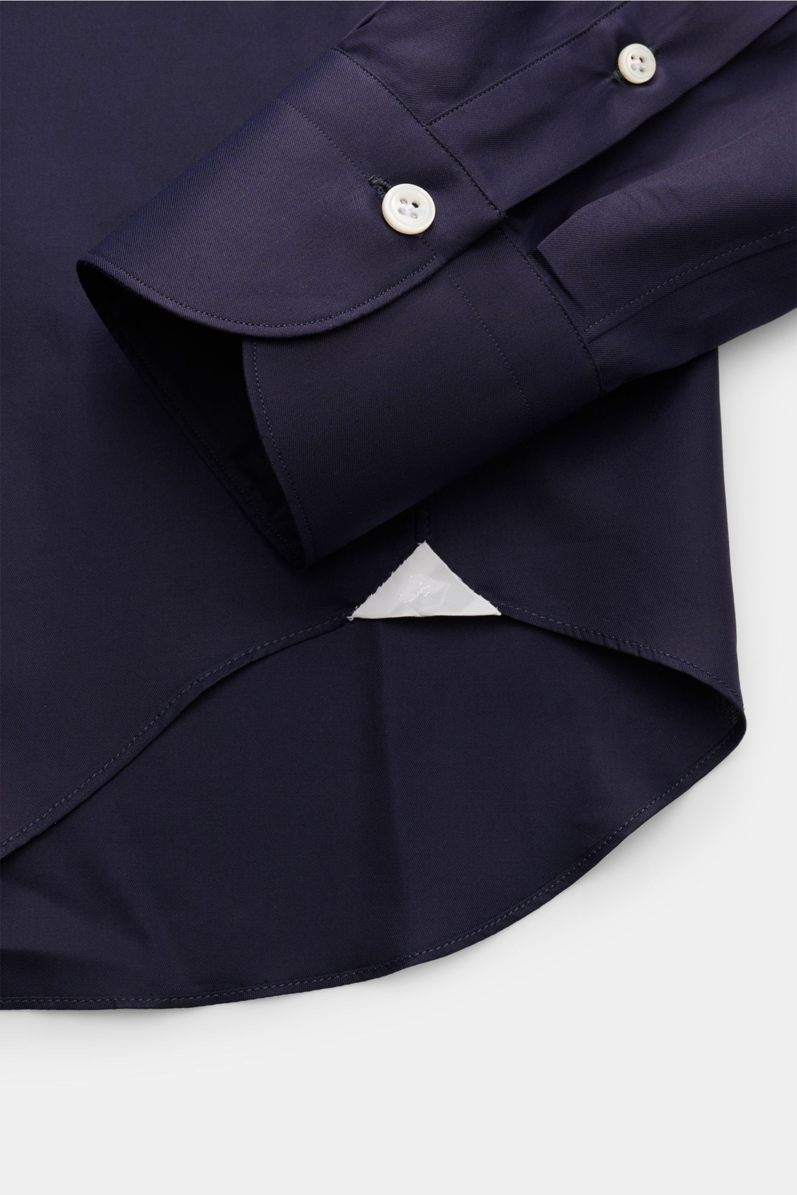 Finamore Business Hemd 'Sergio Milano' Haifisch-Kragen navy, Detailaufnahme von Ärmel mit klassischer Sportmanschette und gerundetem Saum, Gabardine aus reiner Giza-Baumwolle, Extra Slim Fit, französische Knopfleiste.