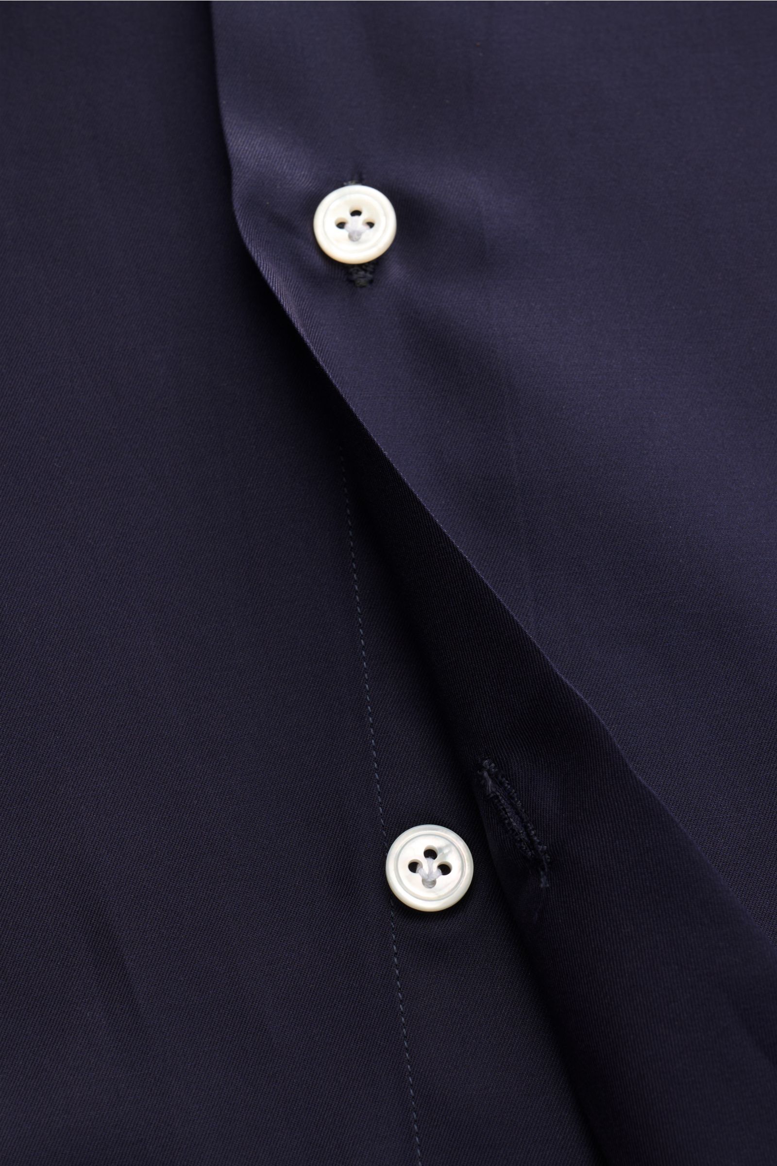 Finamore Business Hemd 'Sergio Milano' Haifisch-Kragen navy, Nahaufnahme der französischen Knopfleiste aus weicher Giza-Baumwolle, Extra Slim Fit.