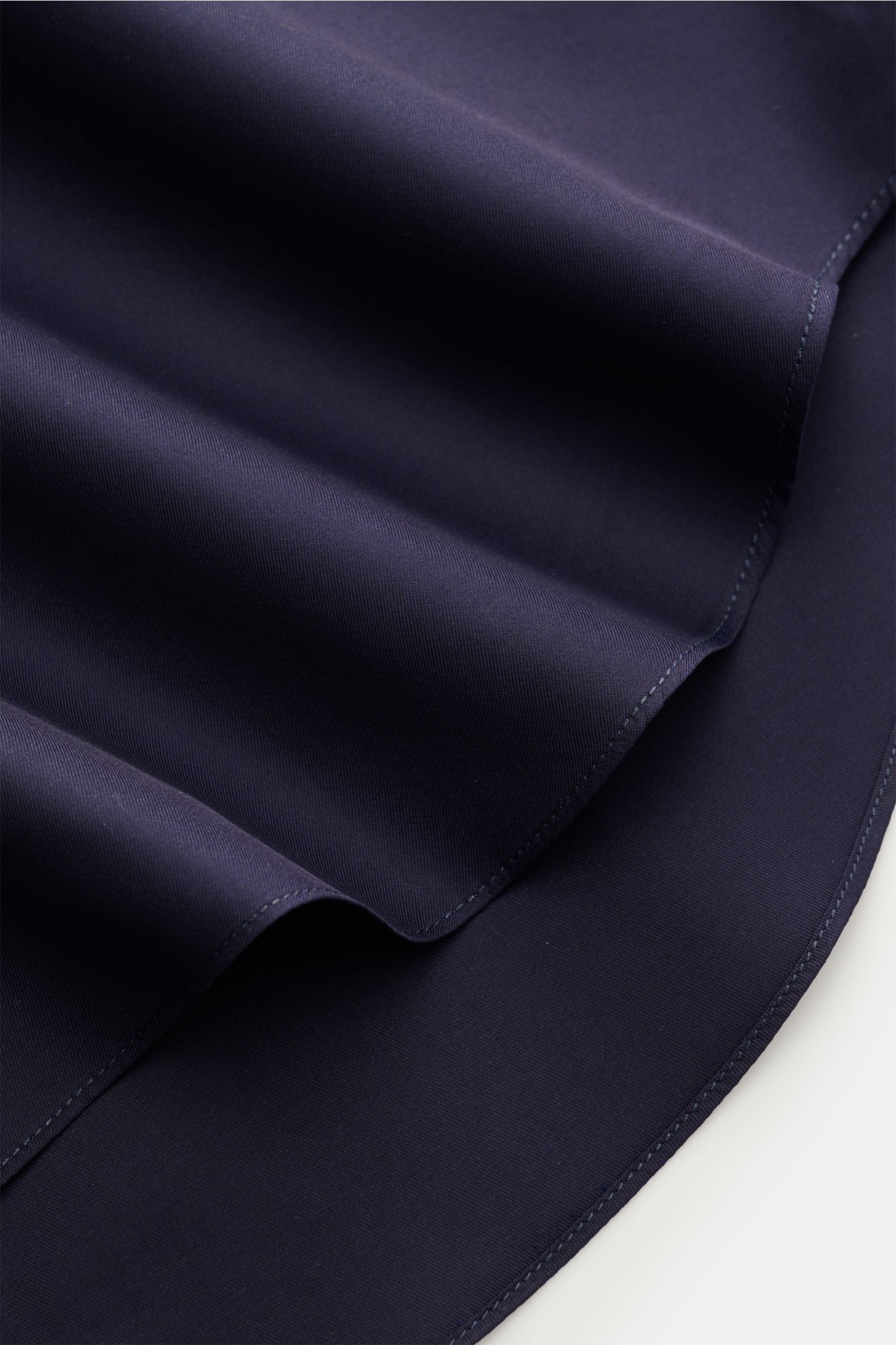 Finamore Business Hemd 'Sergio Milano' Haifisch-Kragen navy, Detailaufnahme der weichen Giza-Baumwolle mit glattem Griff und gerundetem Saum.