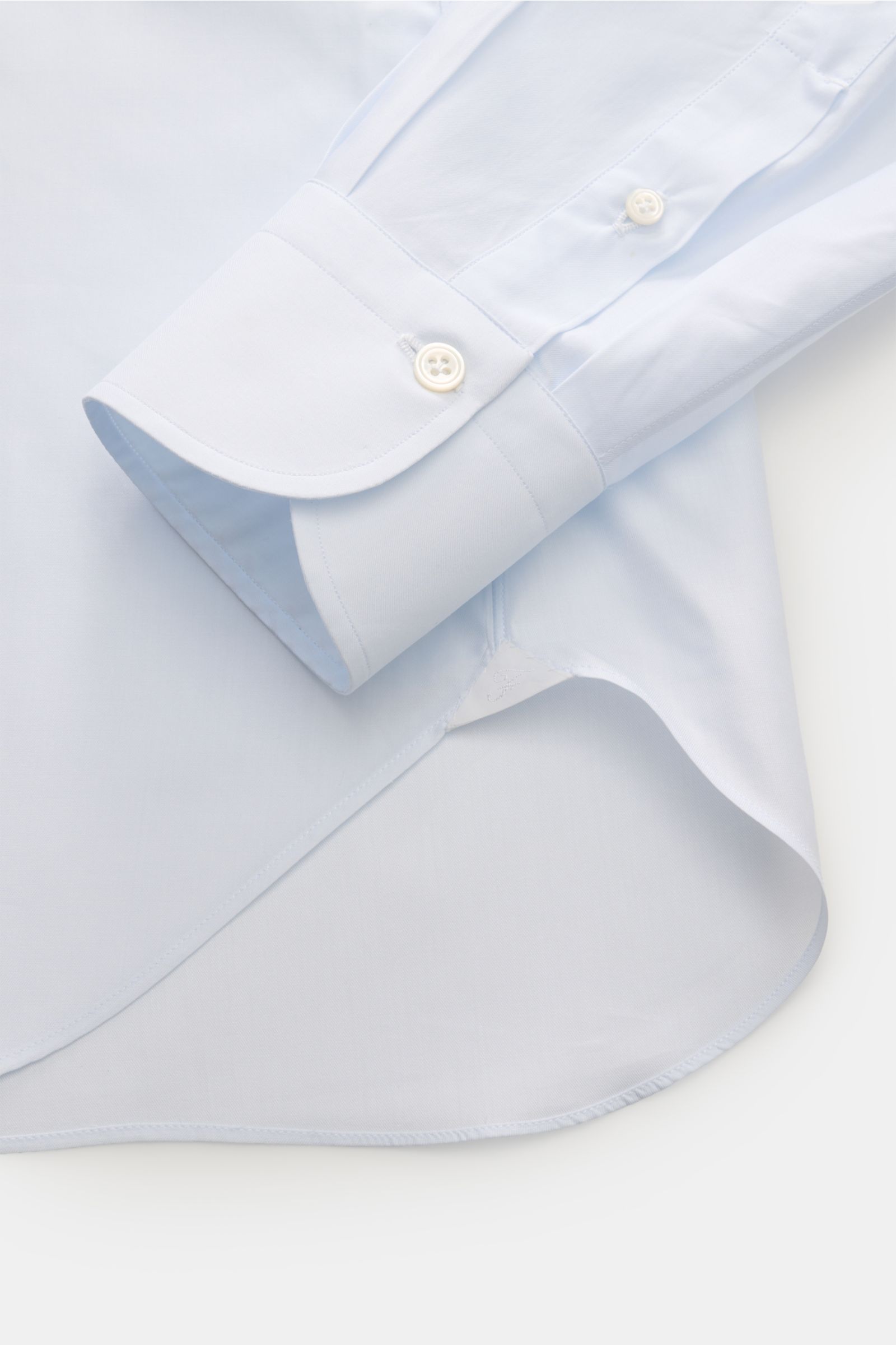 Finamore Business Hemd 'Sergio Napoli' Haifisch-Kragen pastellblau, Detailansicht von Ärmel mit Sportmanschette und gerundetem Saum, feine Baumwolle.