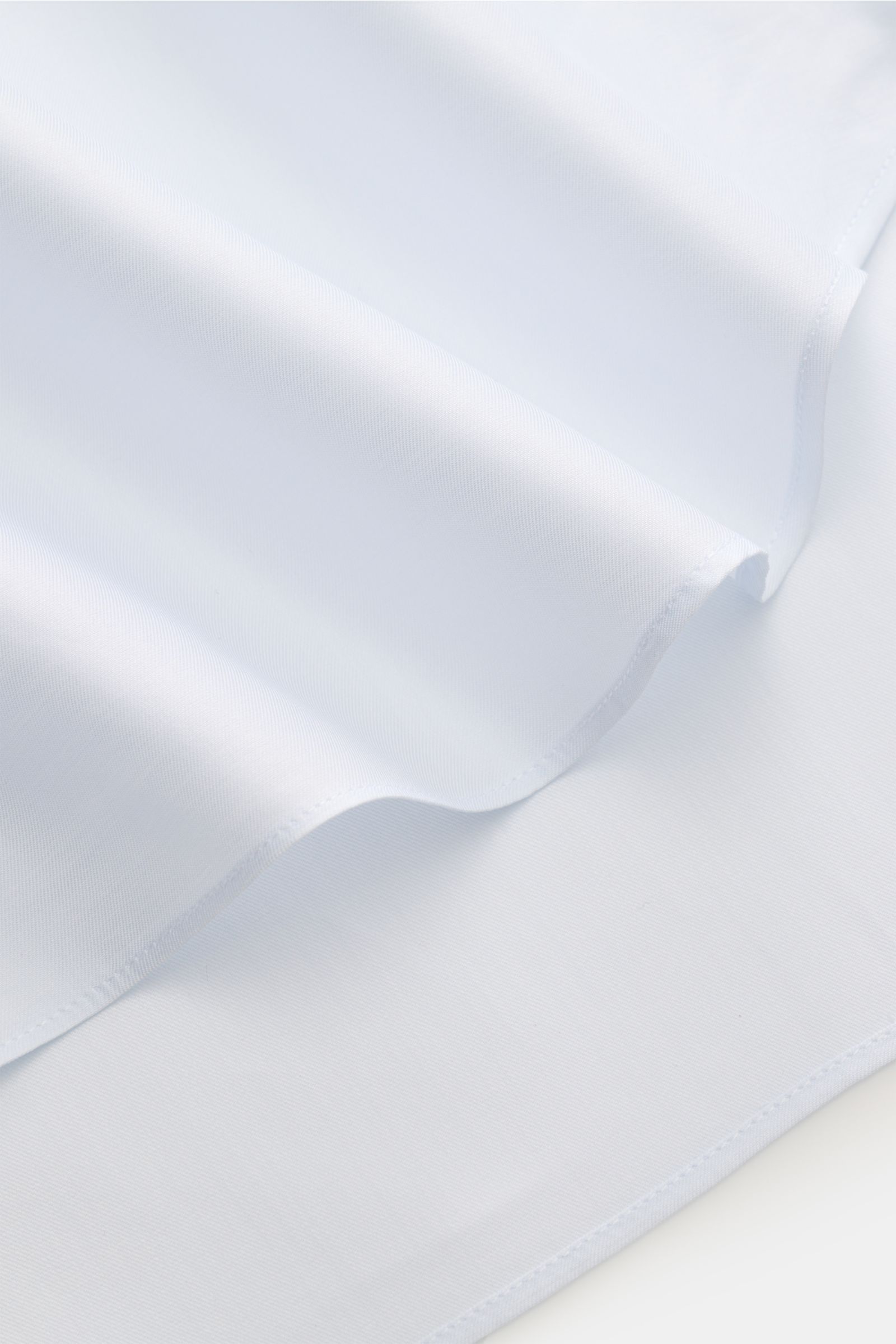 Finamore Business Hemd 'Sergio Napoli' Haifisch-Kragen pastellblau, feine Baumwoll-Leinwandbindung, glatter Griff, Regular Fit, französische Knopfleiste, Sportmanschette, gerundeter Saum, Detailaufnahme von oben.
