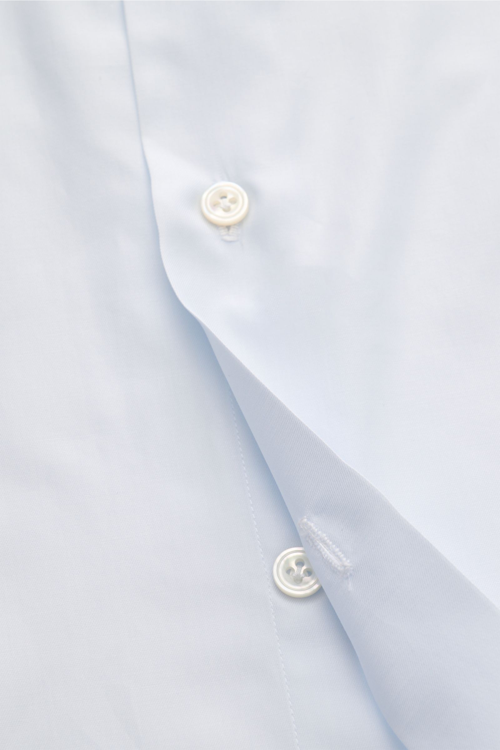 Finamore Business Hemd 'Sergio Napoli' Haifisch-Kragen pastellblau, feine Baumwolle, glatter Griff, Knopfleiste, Sportmanschette, gerundeter Saum, Nahaufnahme.