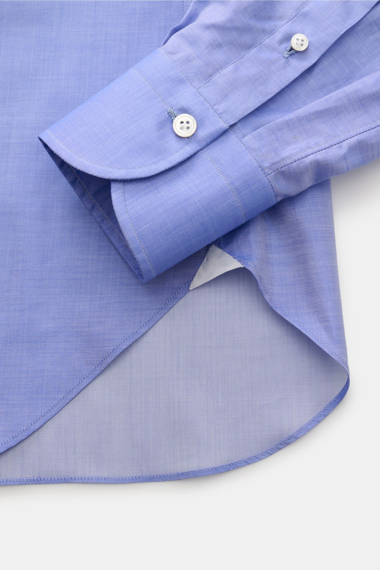 Nahaufnahme des Finamore Business Hemd 'Sergio Napoli' Haifisch-Kragen blau, mit feiner Baumwoll-Leinwand, französischer Knopfleiste und Sportmanschette, fotografiert aus schräger Vogelperspektive.