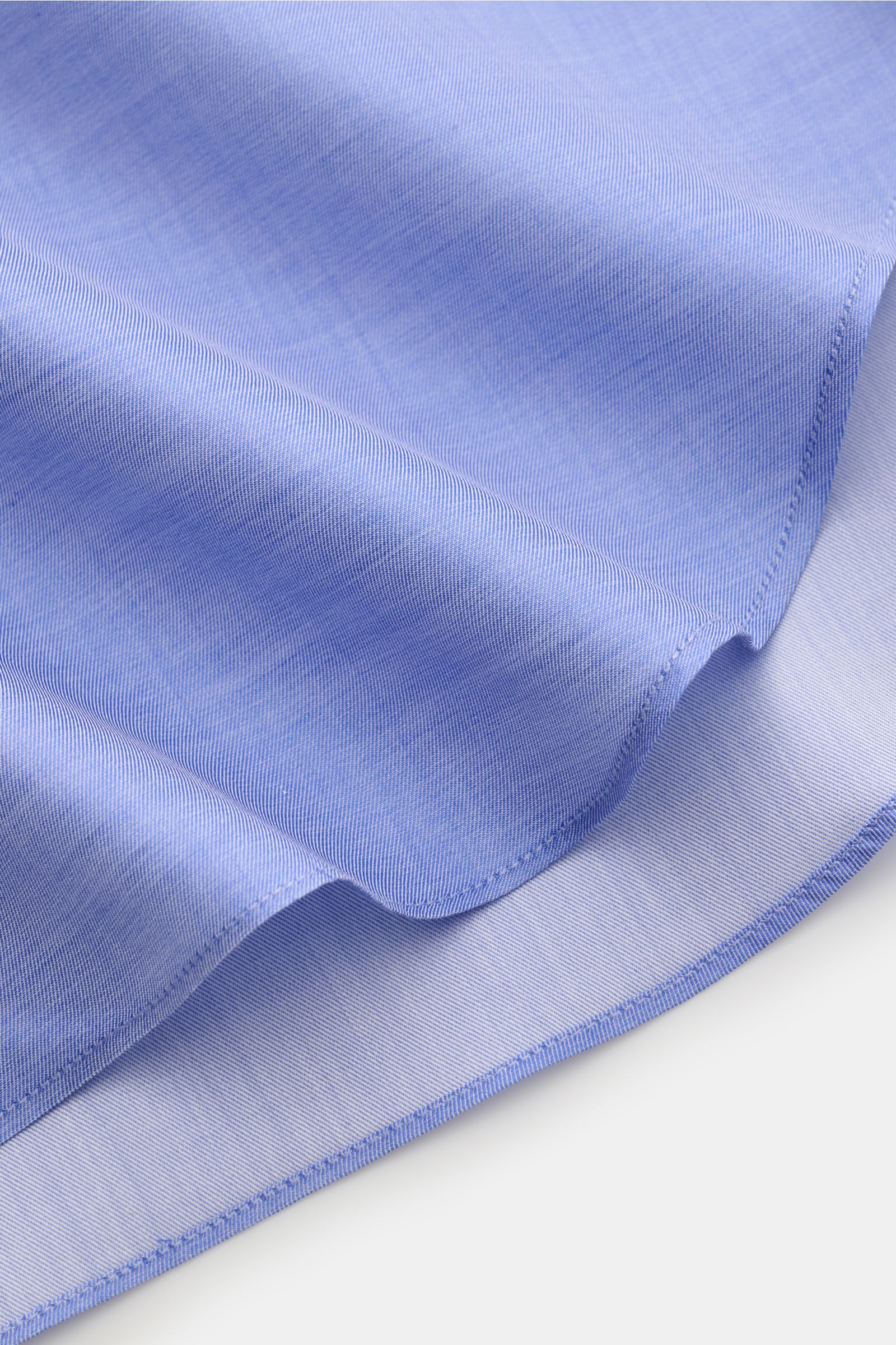 Finamore Business Hemd 'Sergio Napoli' Haifisch-Kragen blau, Detailansicht der feinen Baumwoll-Leinwandbindung und des gerundeten Saums.