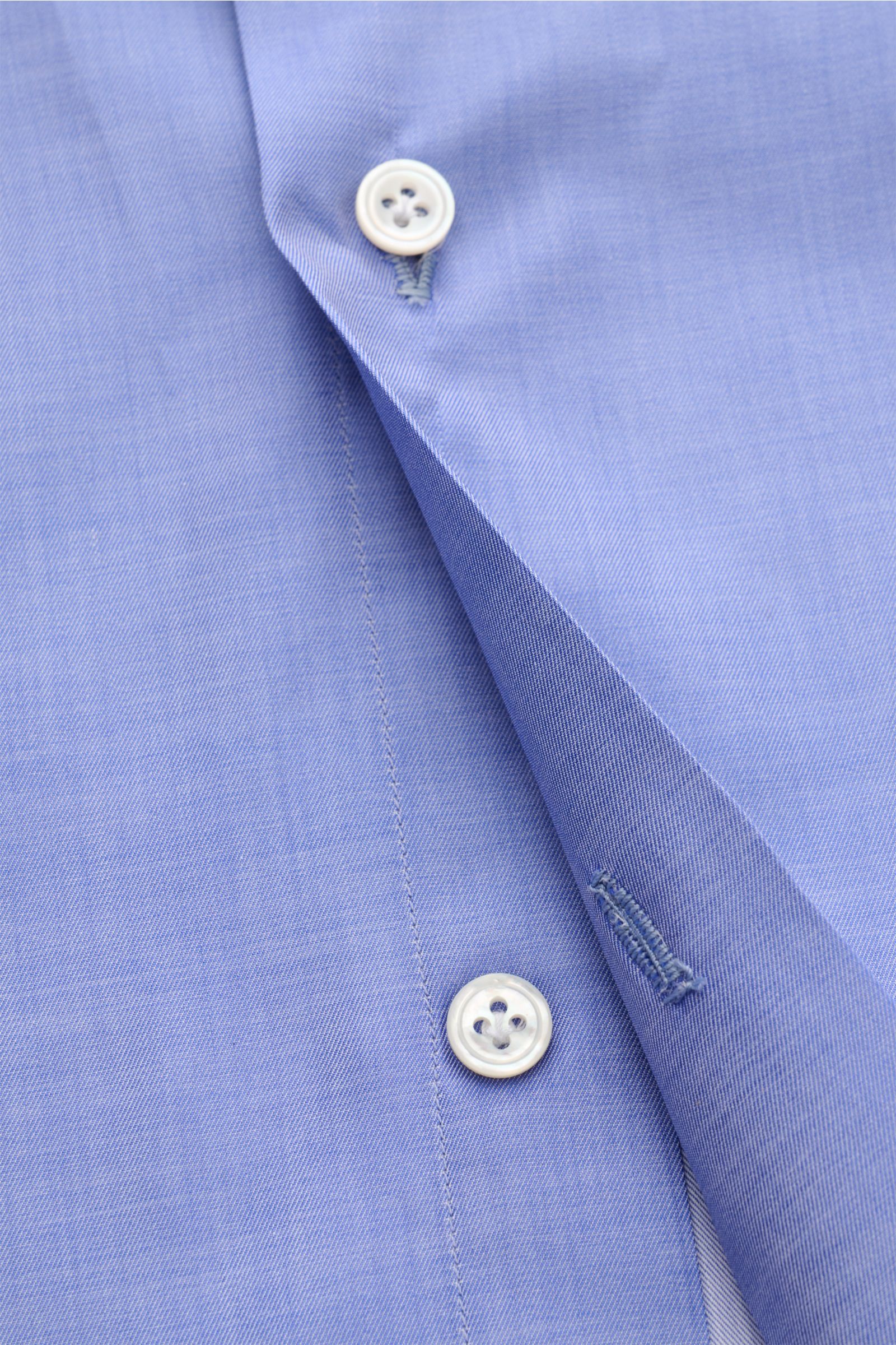 Finamore Business Hemd 'Sergio Napoli' Haifisch-Kragen blau, Detailaufnahme der Knopfleiste aus reiner Baumwolle mit französischer Knopfleiste.