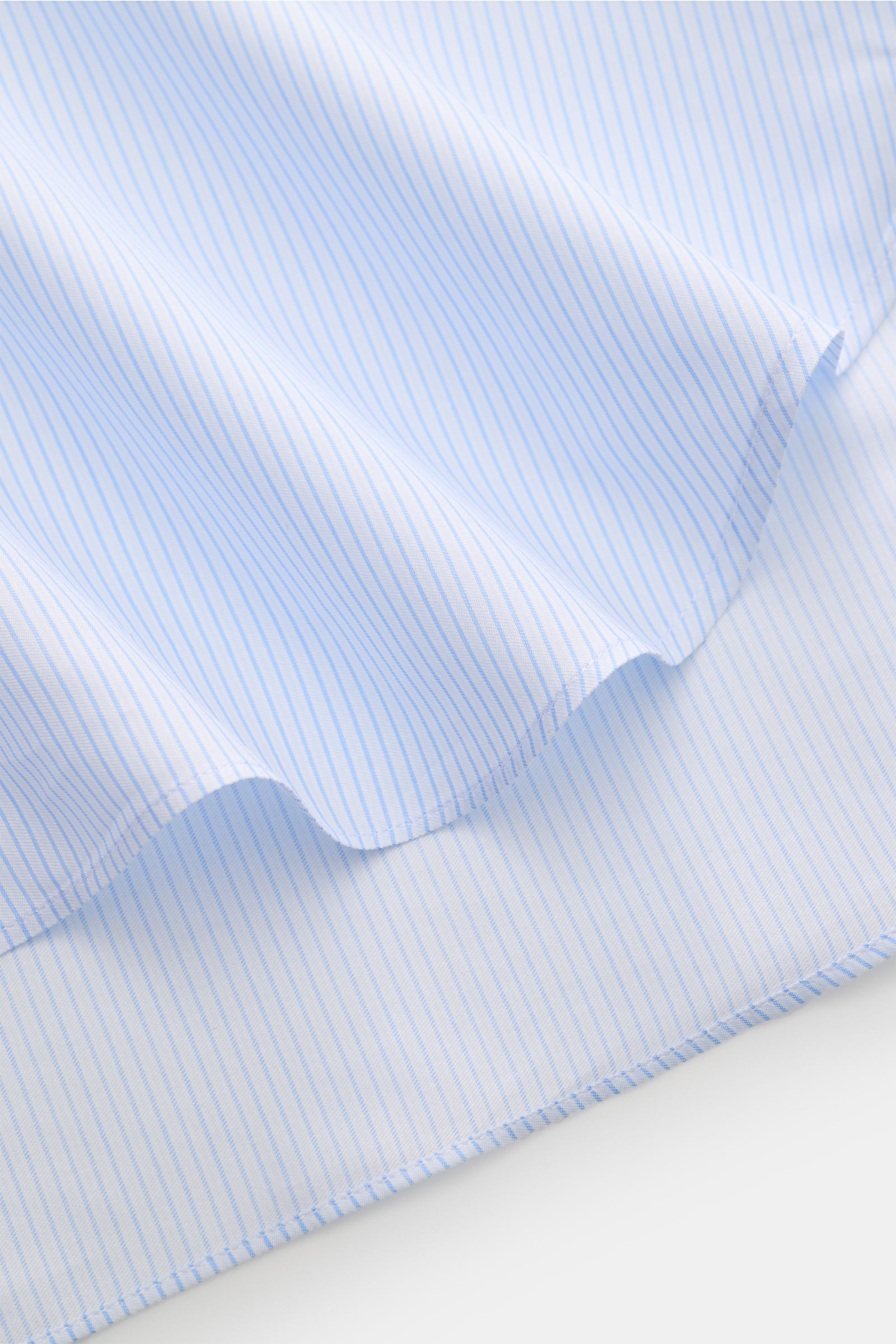 Finamore Business Hemd 'Sergio Napoli' Haifisch-Kragen hellblau/weiß gestreift, Detailaufnahme der feinen Streifen und Handwerkskunst.