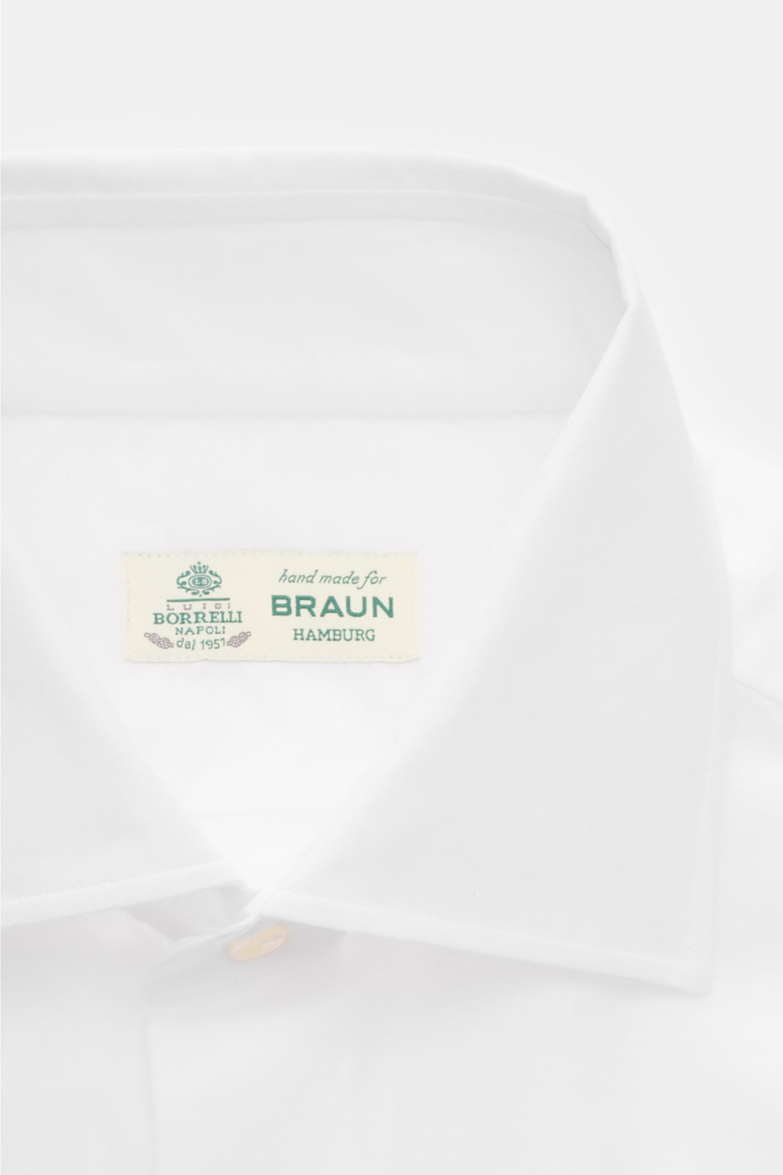 Borrelli Business Hemd 'Luciano' Kent-Kragen weiß, Slim Fit, Leinen-Baumwoll-Mix, glatter Griff, Perlmuttknöpfe, Nahaufnahme Frontansicht.