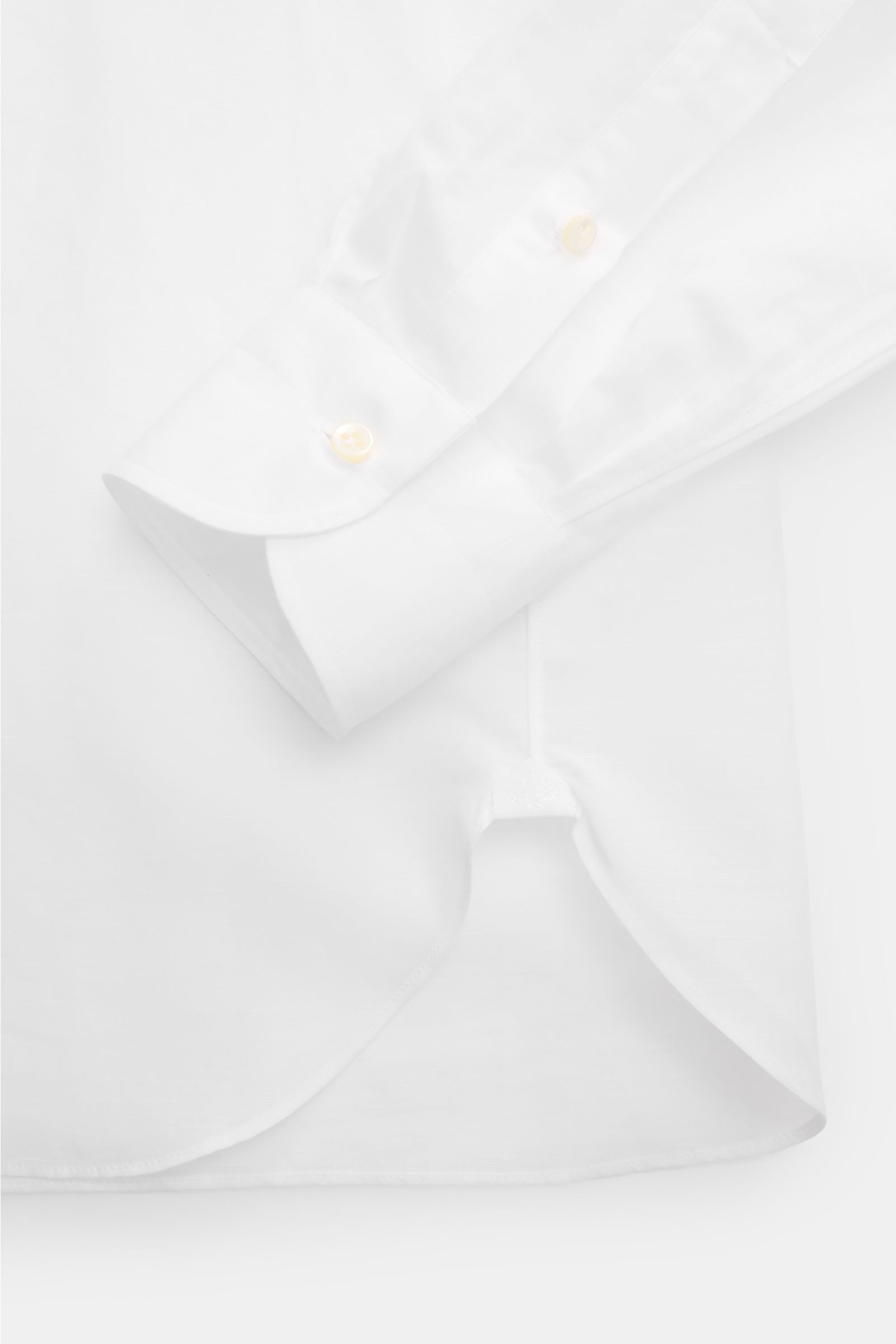 Borrelli Business Hemd 'Luciano' Kent-Kragen weiß, Slim Fit, Leinen-Baumwoll-Mix, glatter Griff, Sportmanschette, Detailaufnahme Saum & Manschette.