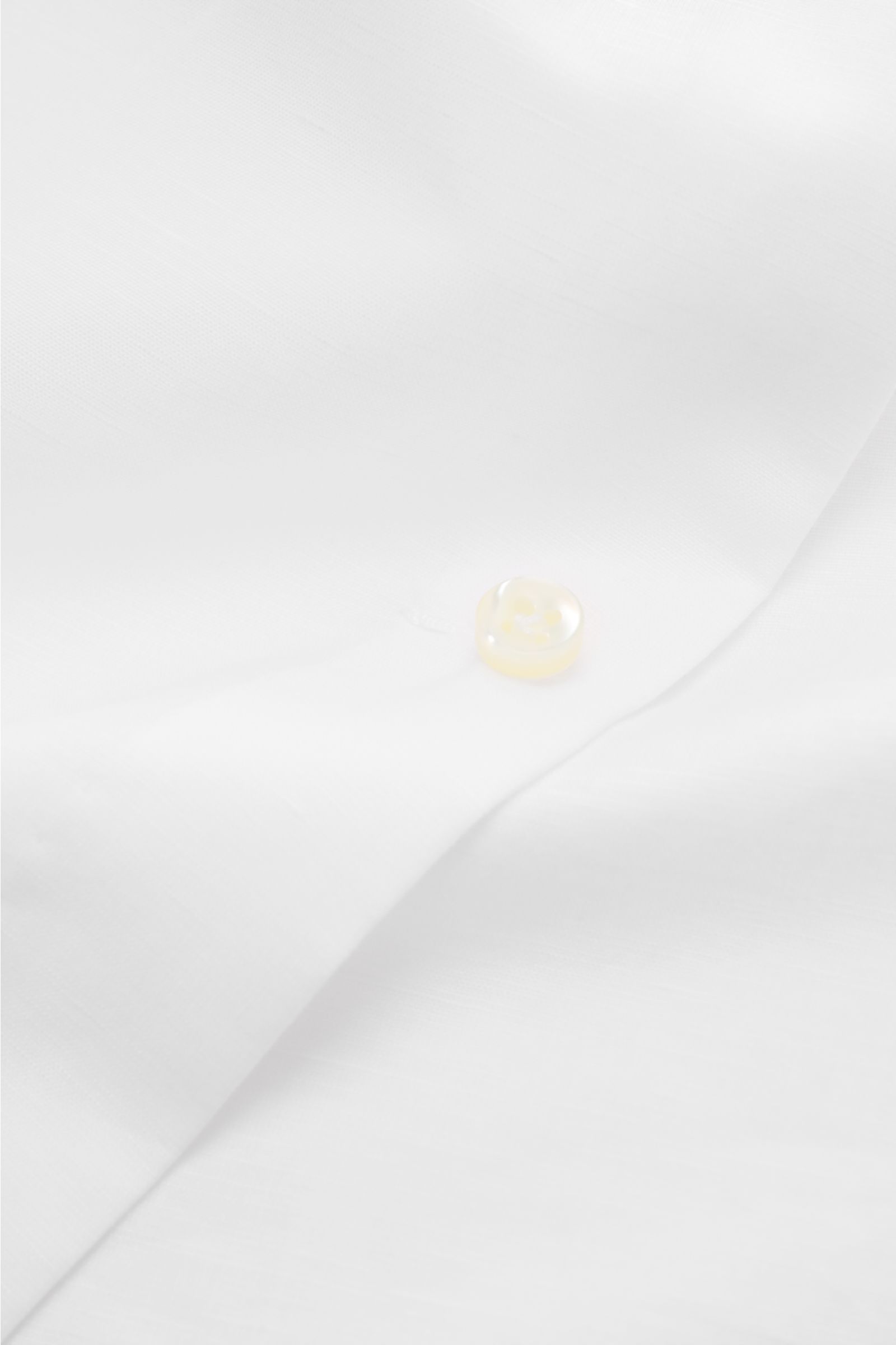 Borrelli Business Hemd 'Luciano' Kent-Kragen weiß im Close-up, glattes Leinen-Baumwoll-Mix, Perlmuttknopf, Slim Fit, französische Knopfleiste.