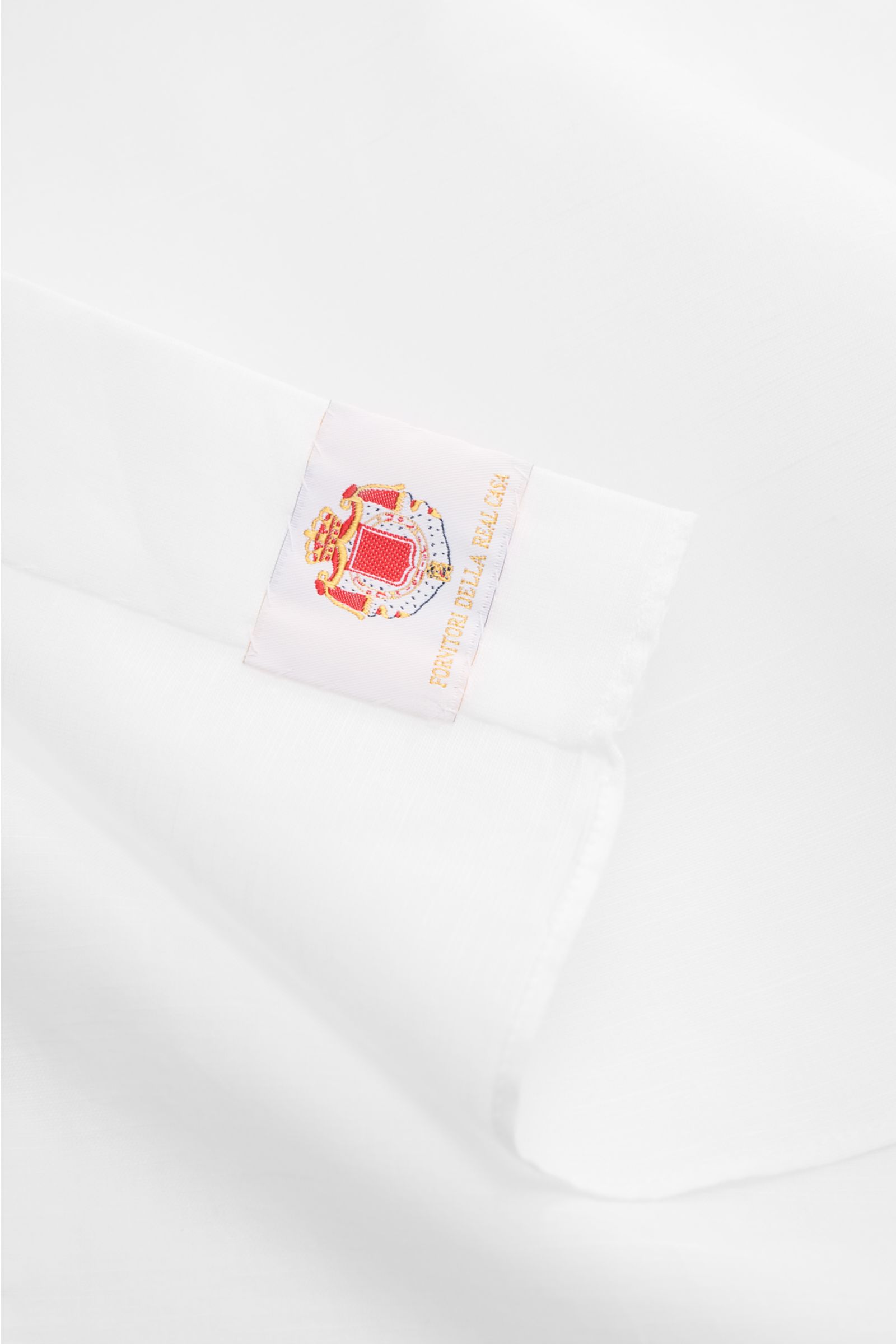 Borrelli Business Hemd 'Luciano' Kent-Kragen weiß, Detailansicht der klassischen Sportmanschette aus Leinen-Baumwoll-Mix mit Perlmuttknöpfen.