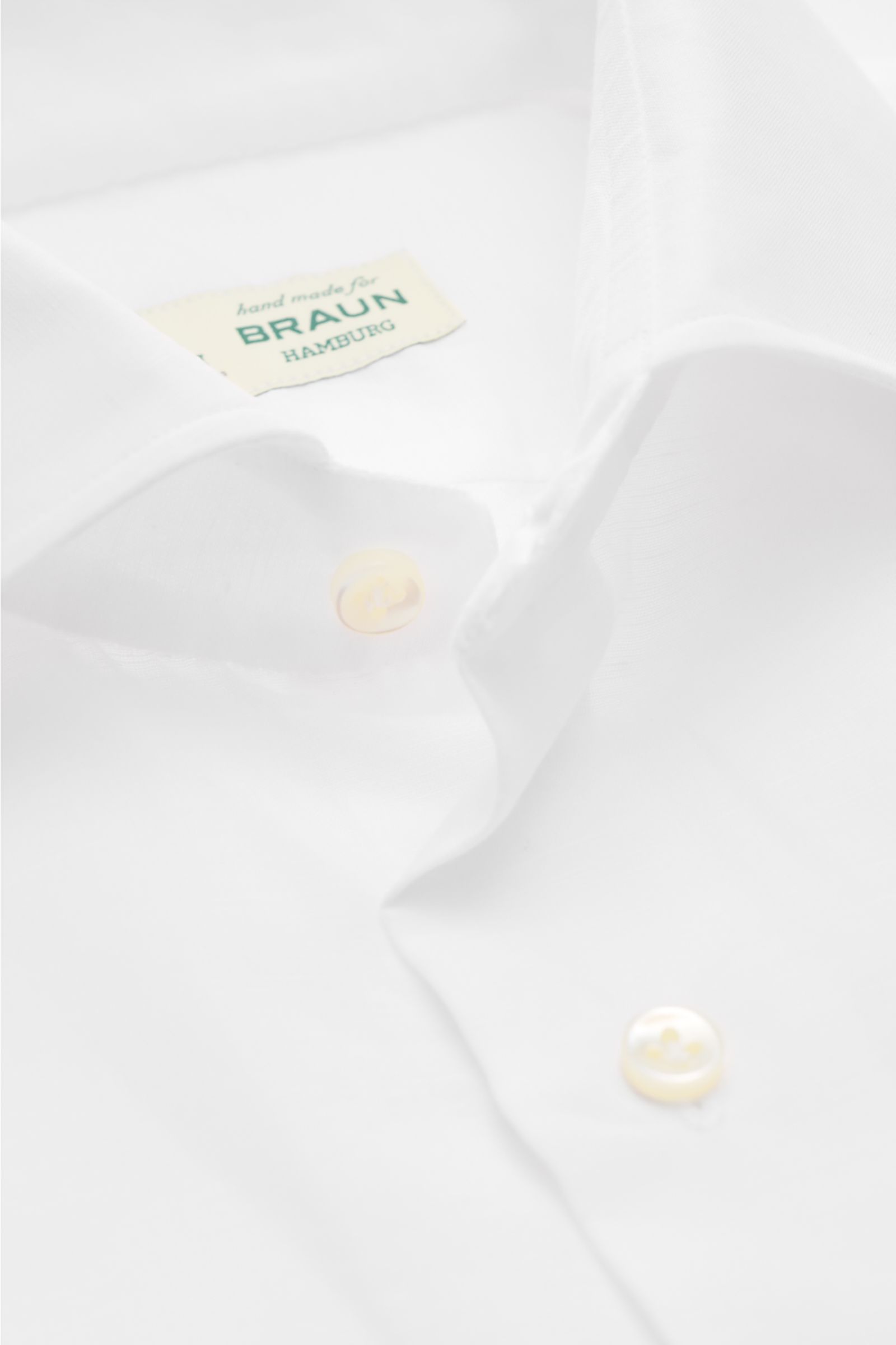 Borrelli Business Hemd 'Luciano' Kent-Kragen weiß in Nahaufnahme von schräg oben, Leinen-Baumwoll-Mix, Slim Fit, glatter Griff, Perlmuttknöpfe.