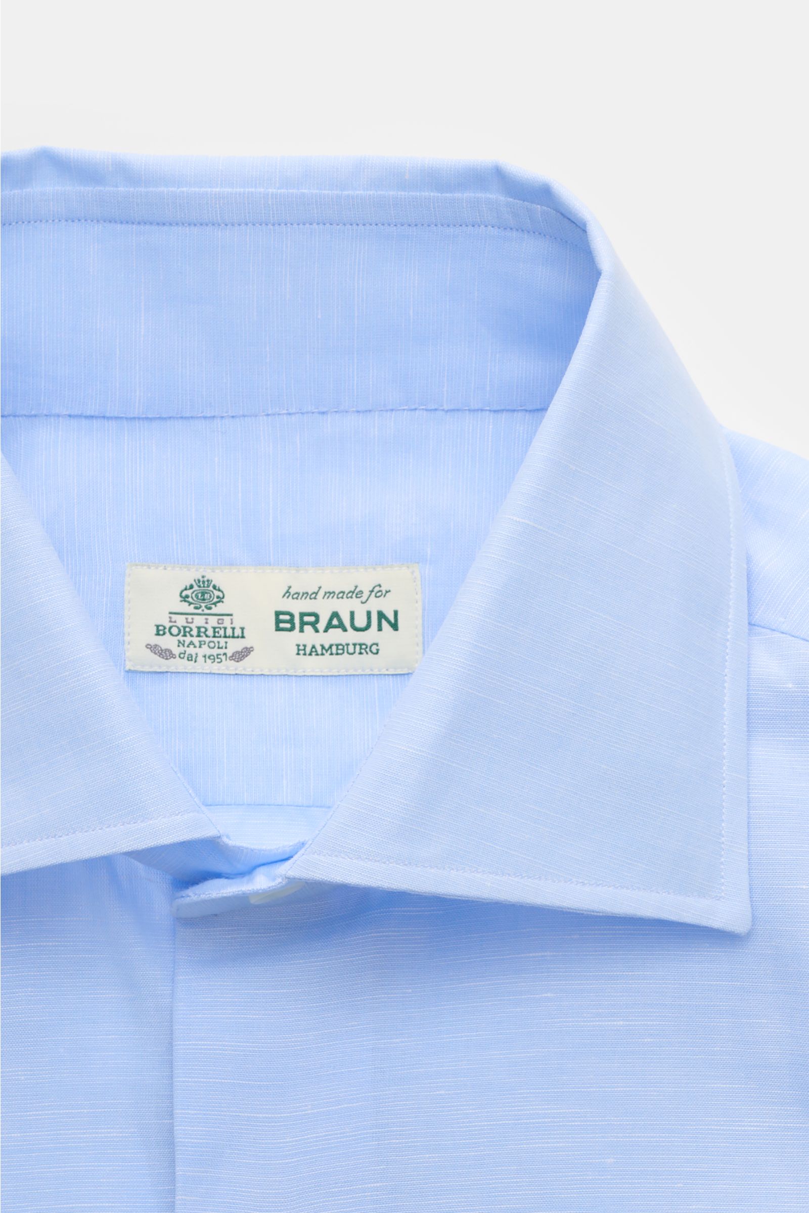 Borrelli Business Hemd 'Luciano' Kent-Kragen hellblau, Slim Fit aus Leinen-Baumwolle, glatter Griff, französische Knopfleiste, Nahaufnahme von oben.
