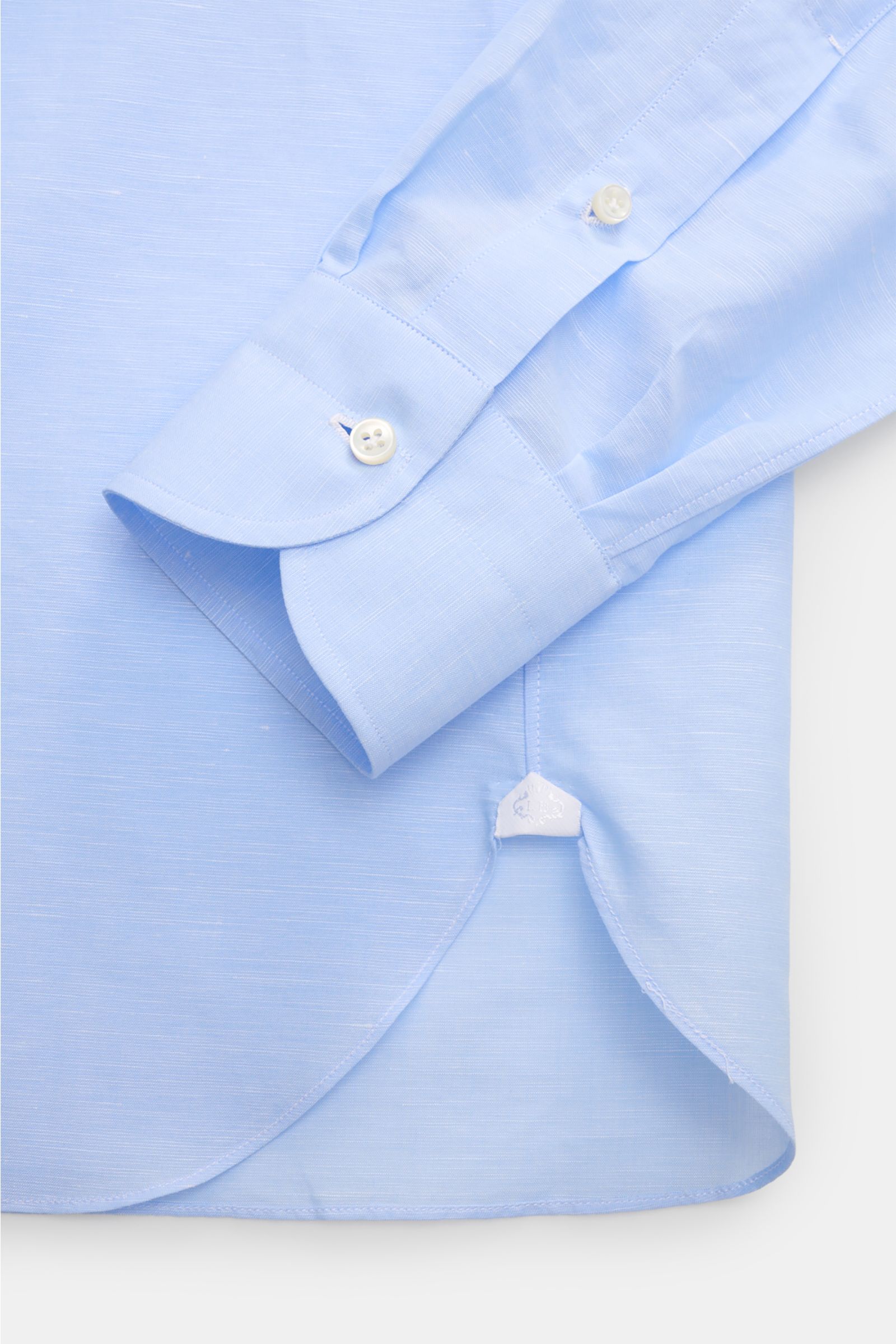 Borrelli Business Hemd 'Luciano' Kent-Kragen hellblau, Slim Fit, Leinen-Baumwoll-Mix, französische Knopfleiste, Sportmanschette, gerundeter Saum, Detailansicht von unten.