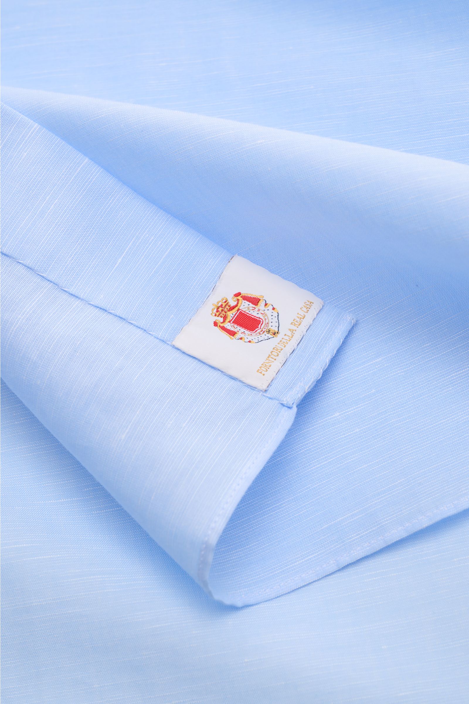 Borrelli Business Hemd 'Luciano' Kent-Kragen hellblau, Nahaufnahme der französischen Manschette aus Leinen-Baumwoll-Mix, Slim Fit, glatter Griff.