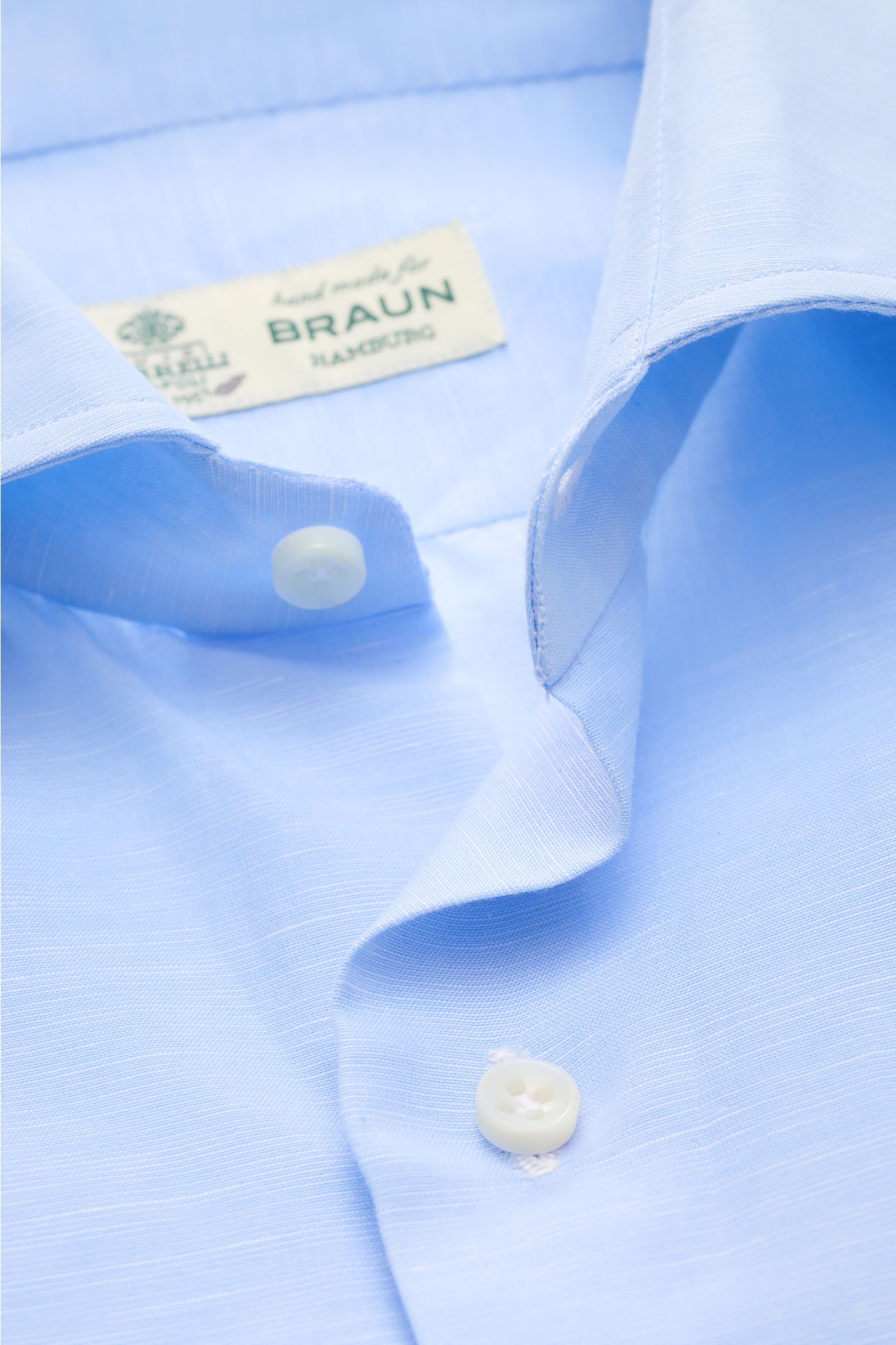Borrelli Business Hemd 'Luciano' Kent-Kragen hellblau aus Leinen-Baumwolle, Slim Fit, glatter Griff, Perlmuttknöpfe, Nahaufnahme von oben.