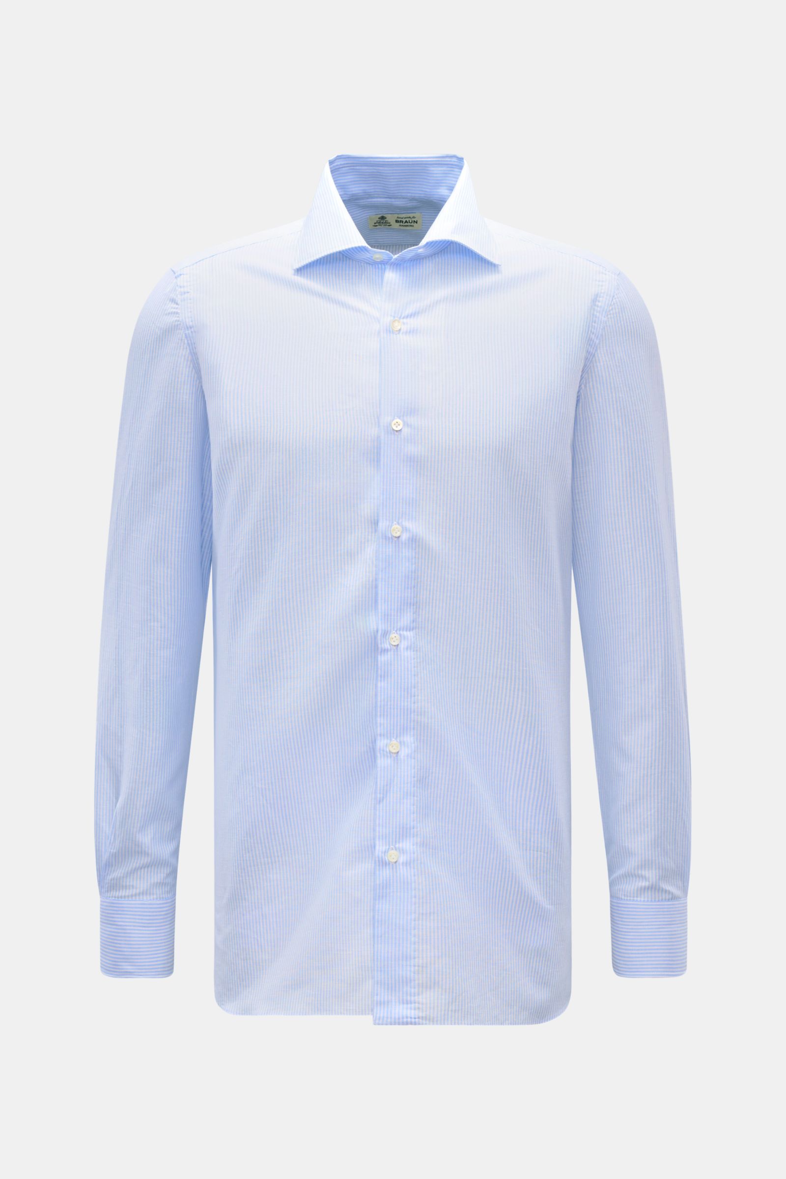 Borrelli Business Hemd 'Luciano' Kent-Kragen hellblau/weiß gestreift, Slim Fit, Leinen-Baumwoll-Mix, glatter Griff, Perlmuttknöpfe, Sportmanschette, frontal fotografiert.