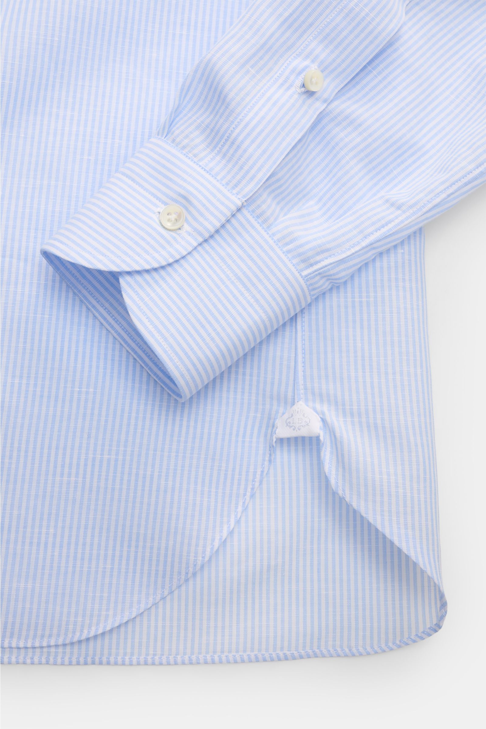 Borrelli Business Hemd 'Luciano' Kent-Kragen hellblau/weiß gestreift, Nahaufnahme von Ärmel und Saum aus Leinen-Baumwoll-Mix, Slim Fit.