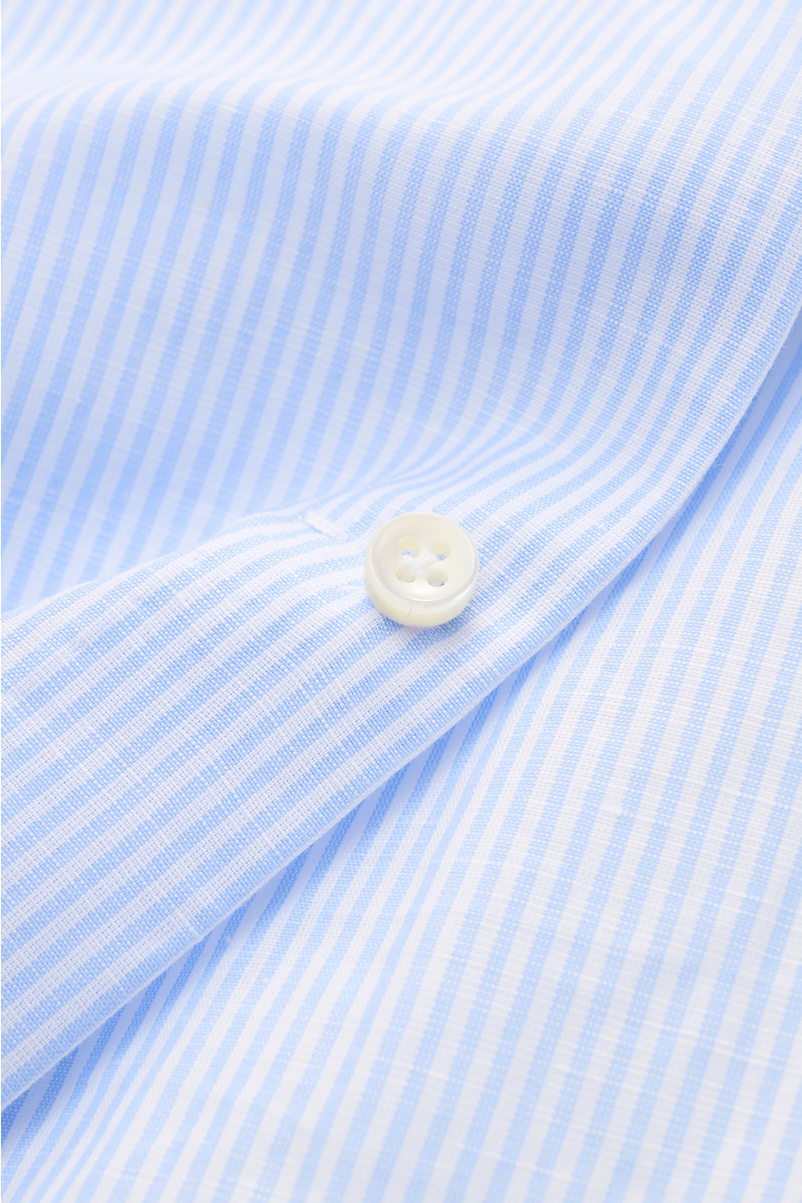 Borrelli Business Hemd 'Luciano' Kent-Kragen hellblau/weiß gestreift, Nahaufnahme der Manschette im Slim Fit aus Leinen-Baumwoll-Mix.