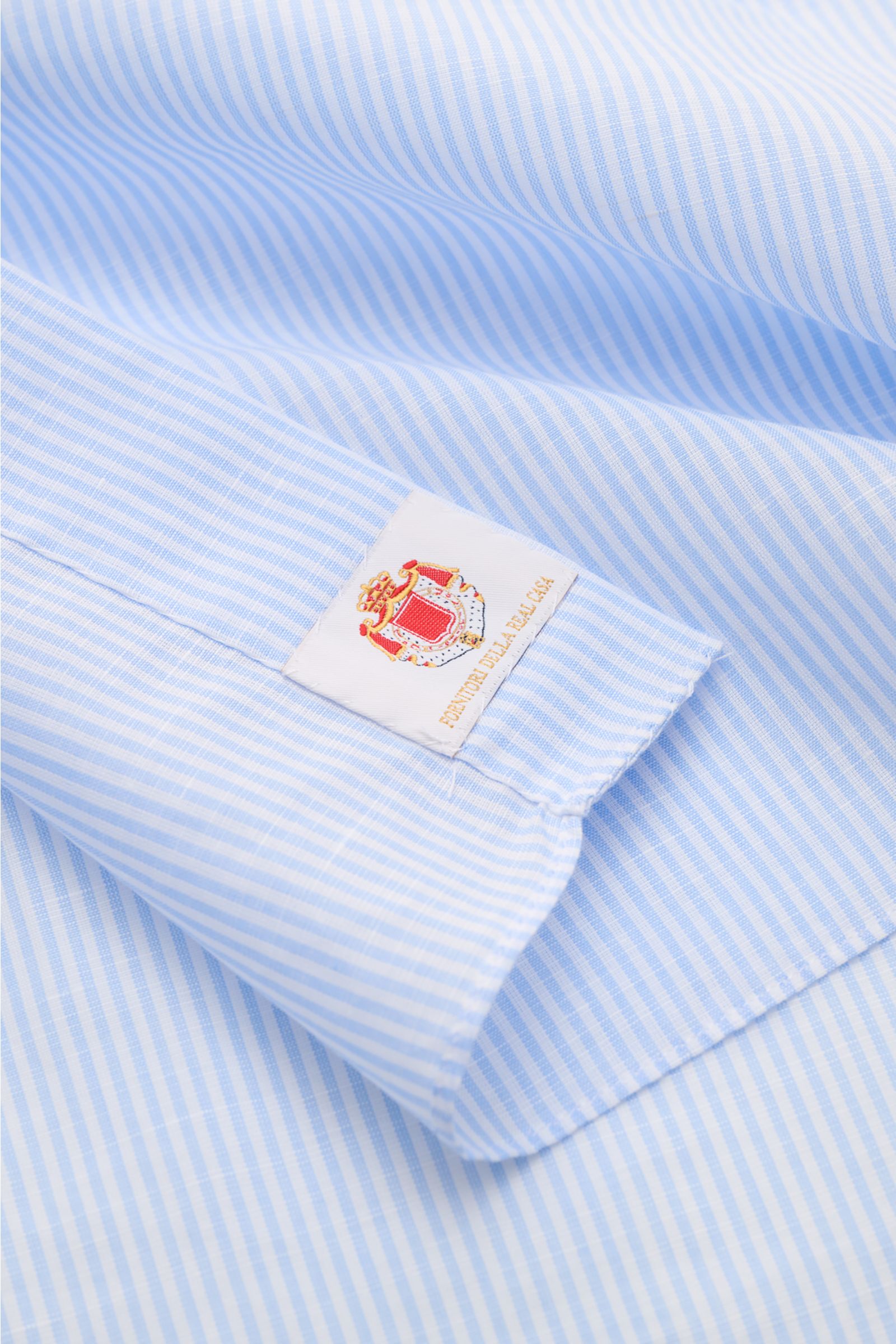 Blick auf Manschette und Stoffstruktur des Borrelli Business Hemd 'Luciano' Kent-Kragen hellblau/weiß gestreift aus Leinen-Baumwoll-Mix, Slim Fit, mit glattem Griff, Perlmuttknöpfen und klassischer Sportmanschette.